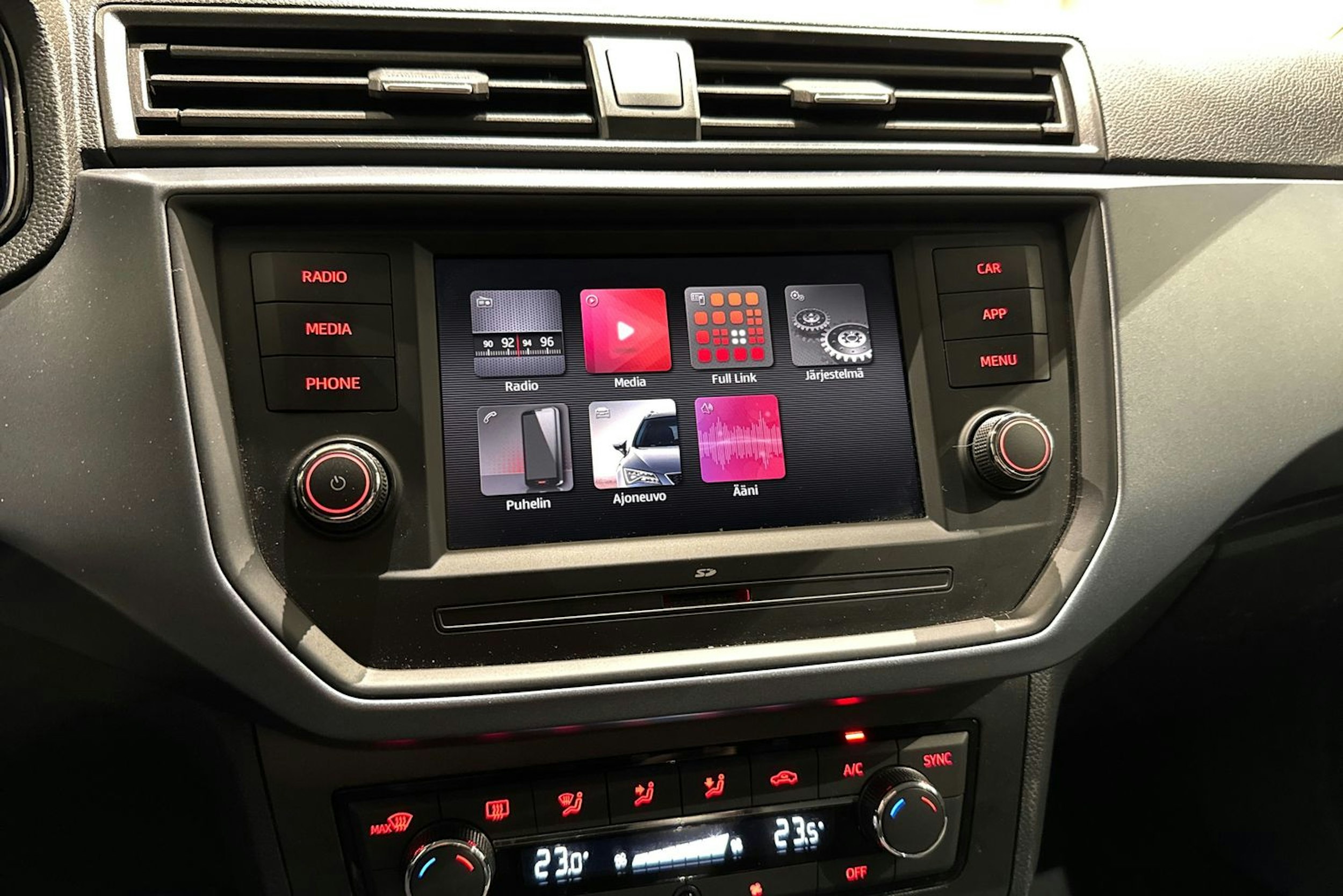 valkoinen SEAT Arona 2020 kuva 19.