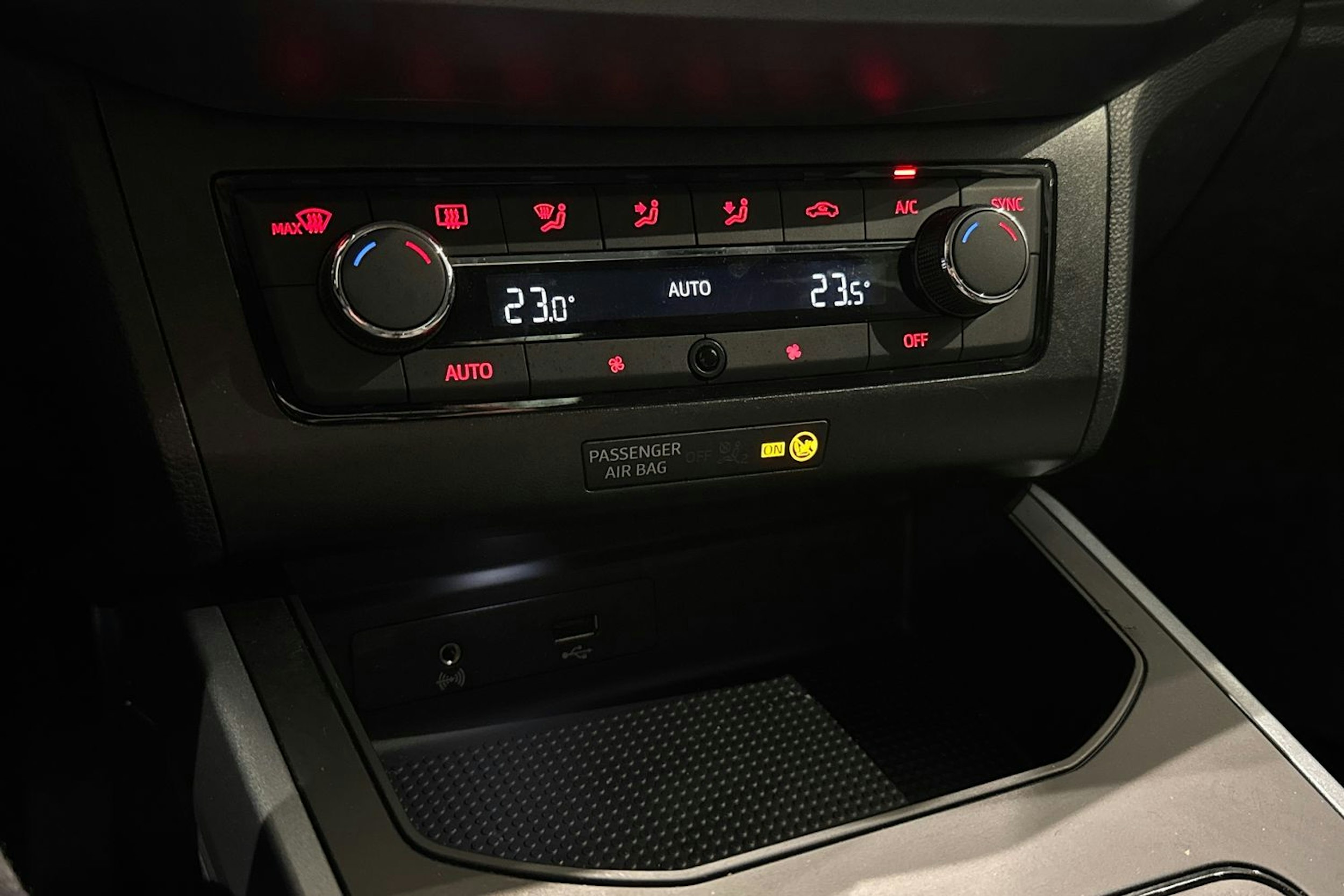 valkoinen SEAT Arona 2020 kuva 23.