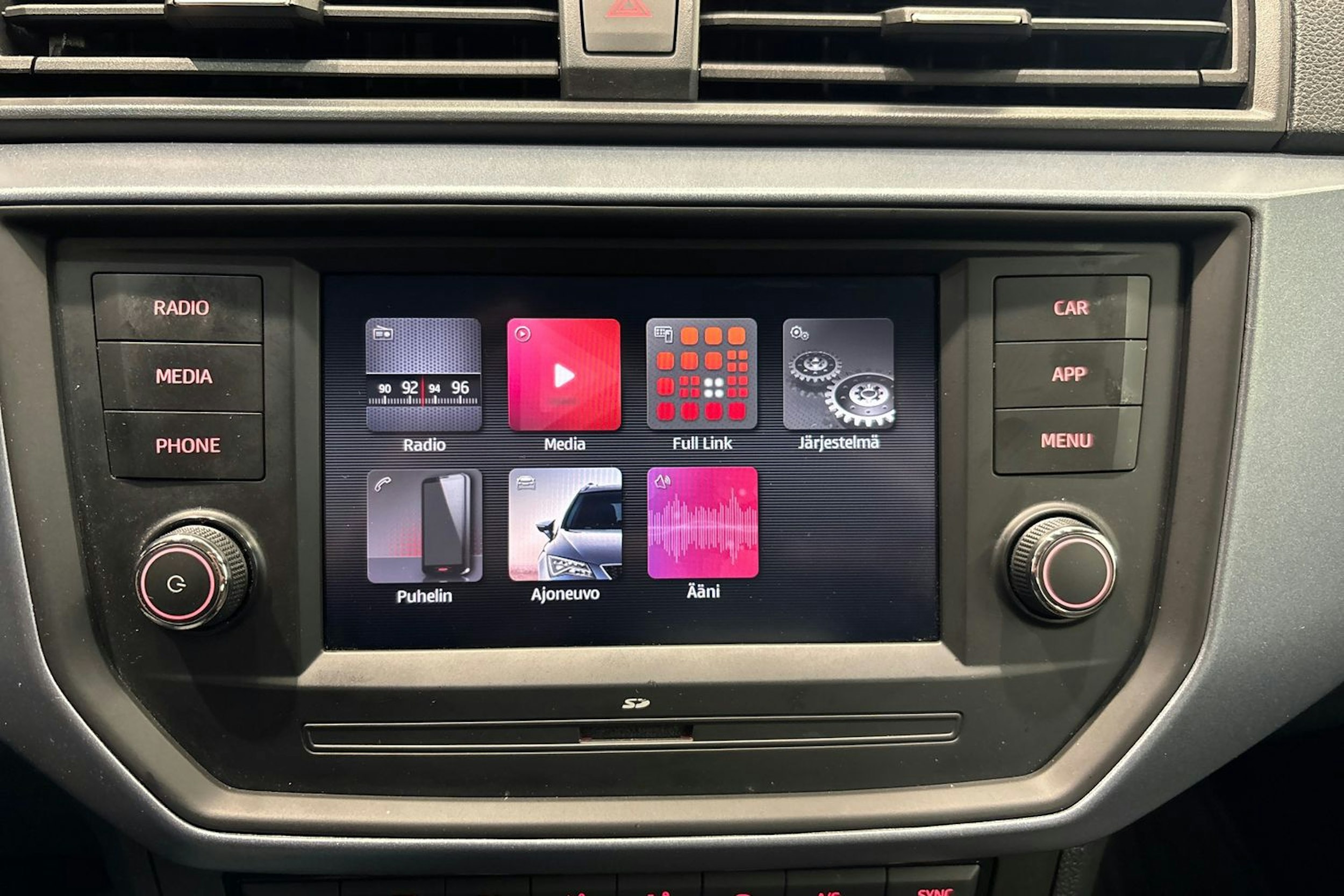 met. punainen SEAT Arona 2020 kuva 15.