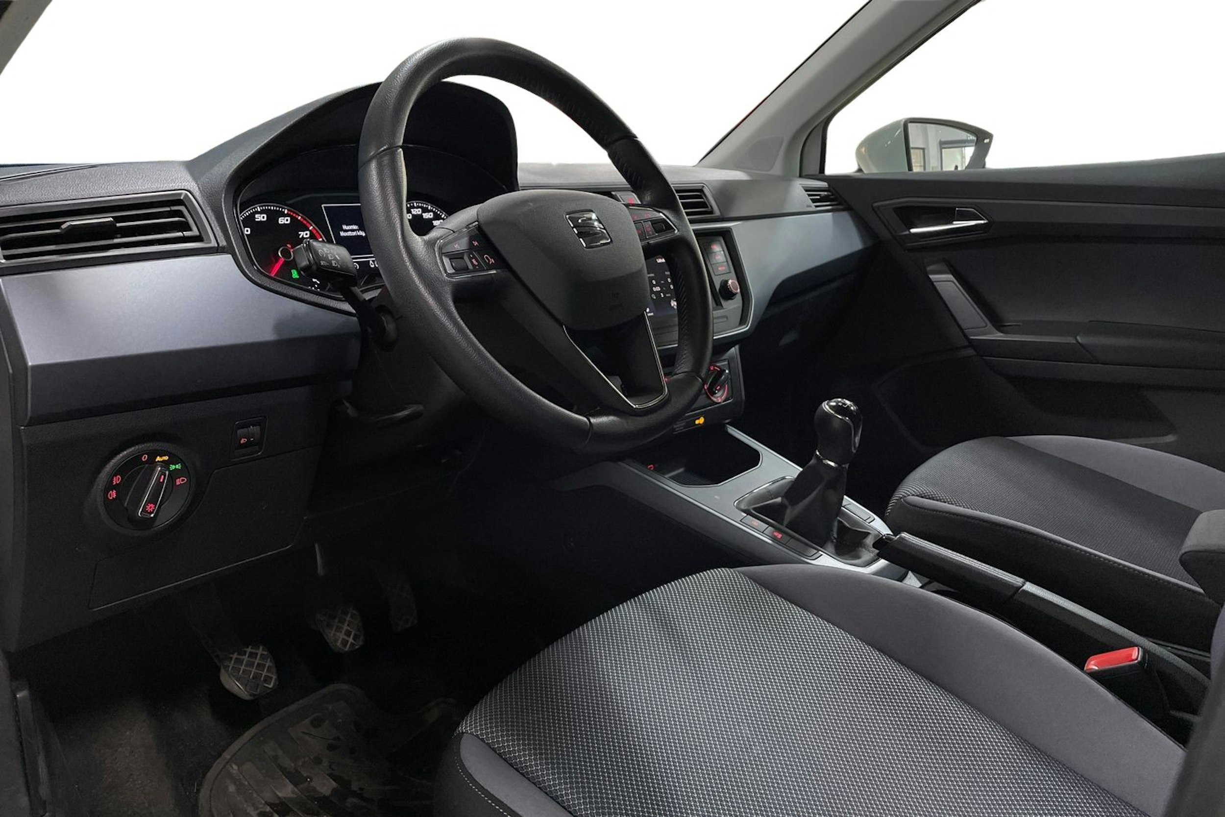 Valkoinen SEAT Arona 2021 kuva 7.