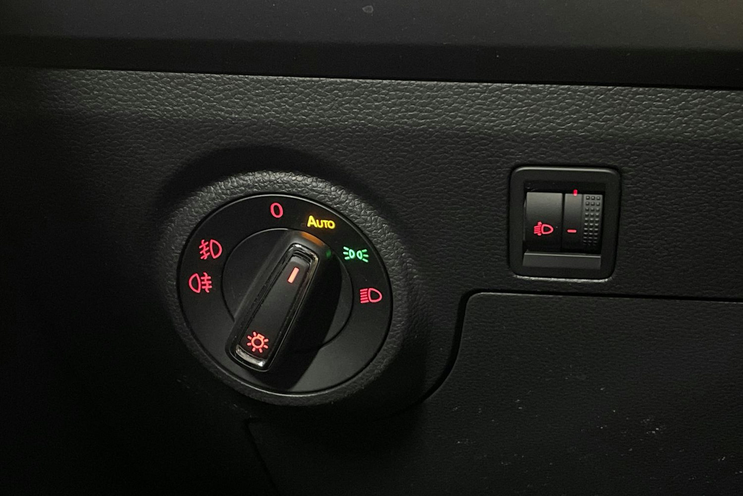 Valkoinen SEAT Arona 2021 kuva 17.