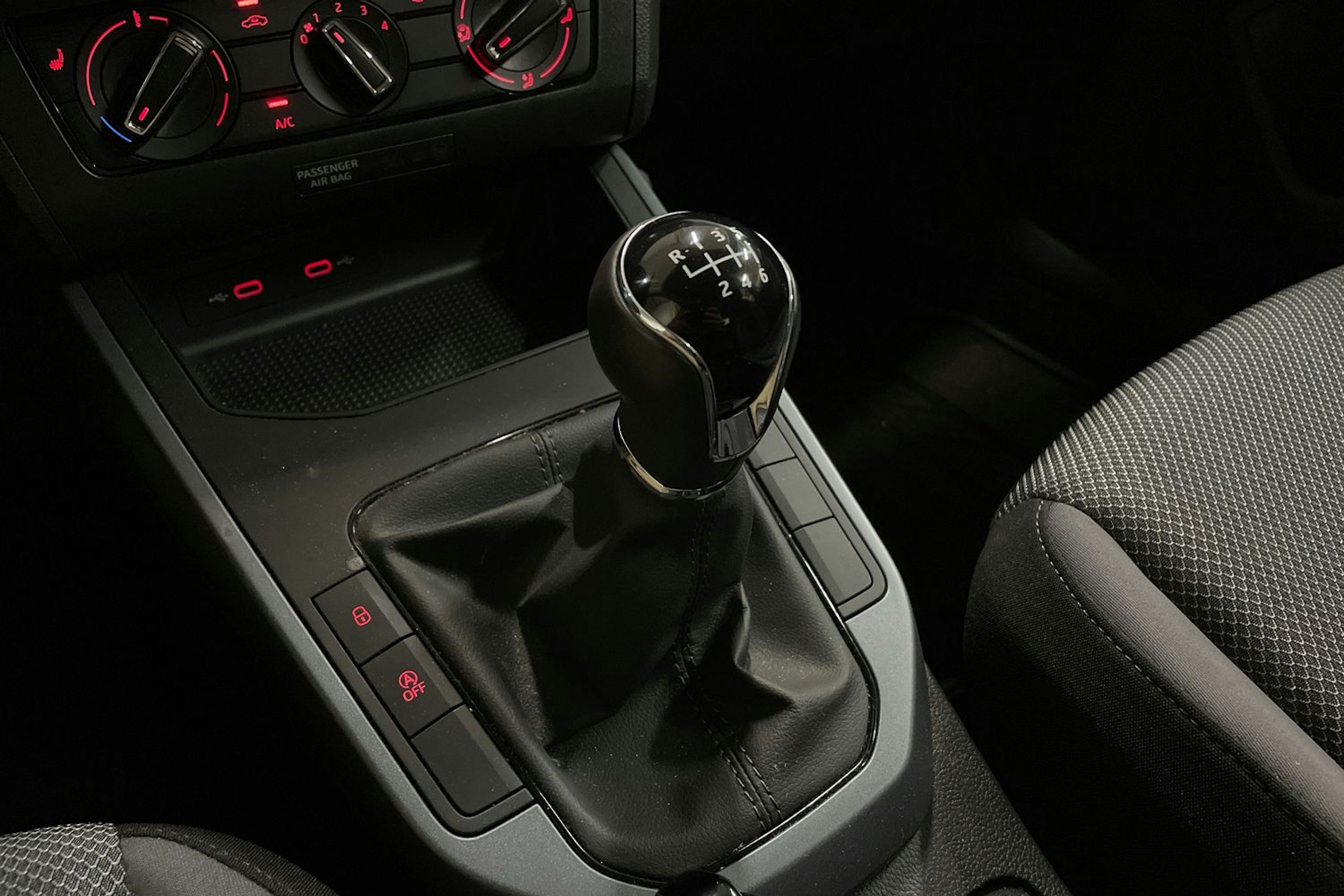 Valkoinen SEAT Arona 2021 kuva 29.