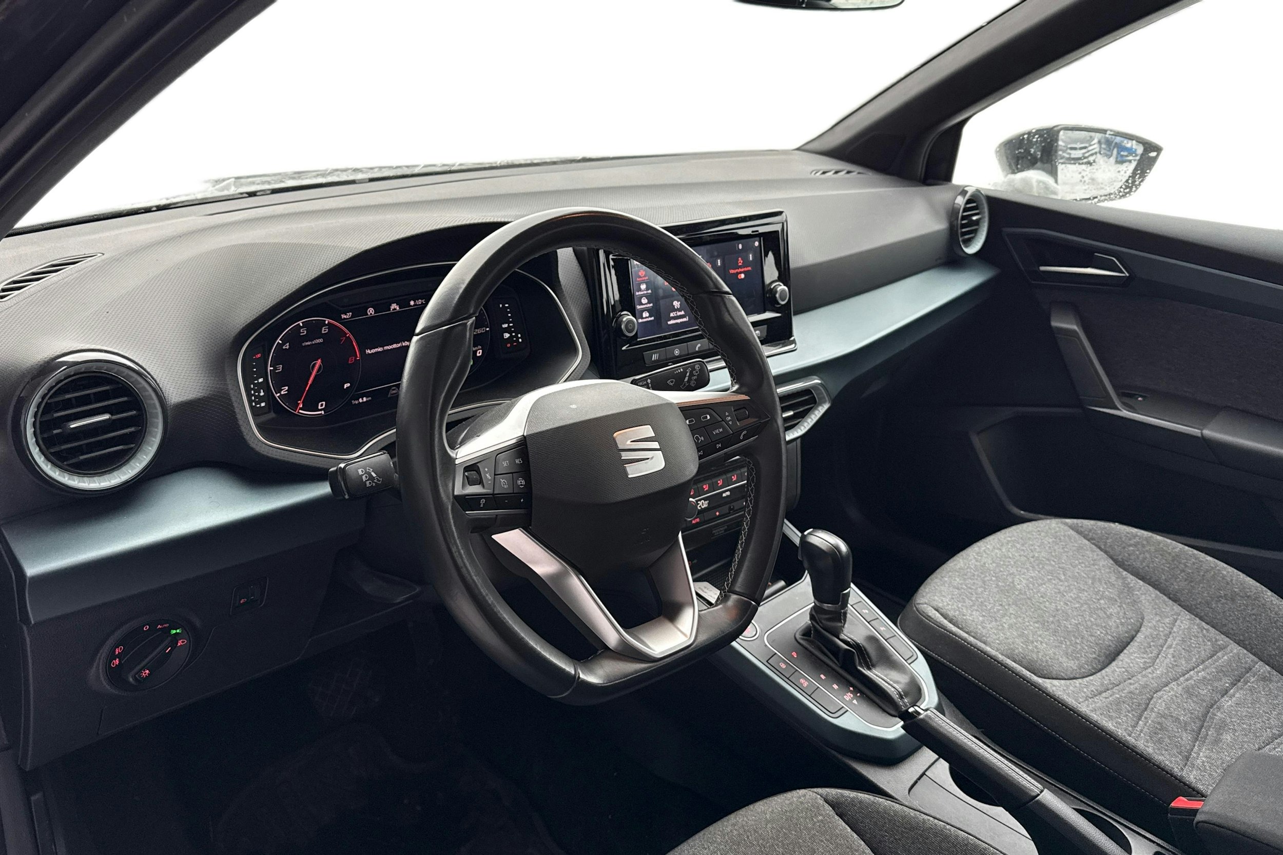 vihreä SEAT Arona 2021 kuva 3.