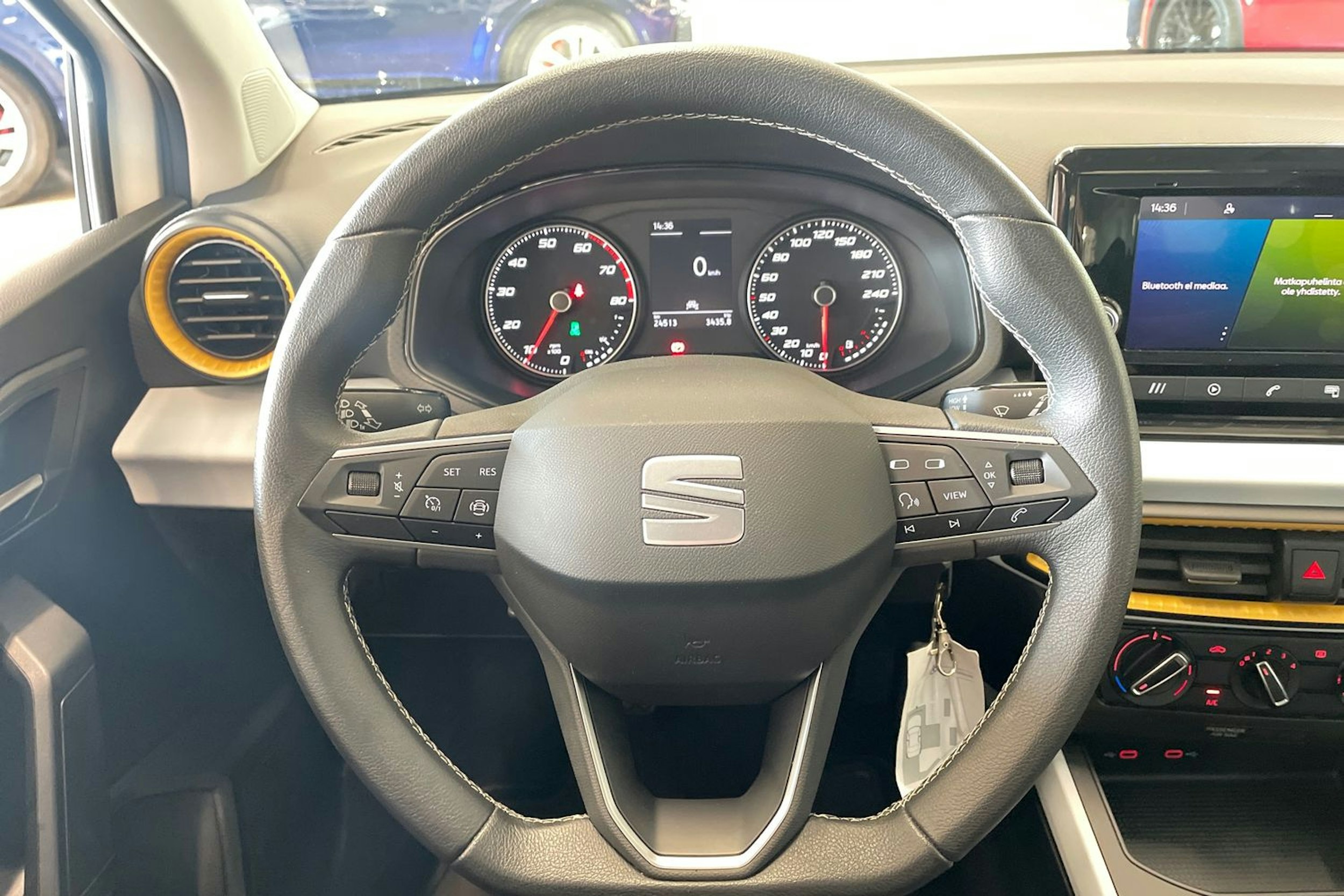 valkoinen SEAT Arona 2022 kuva 15.