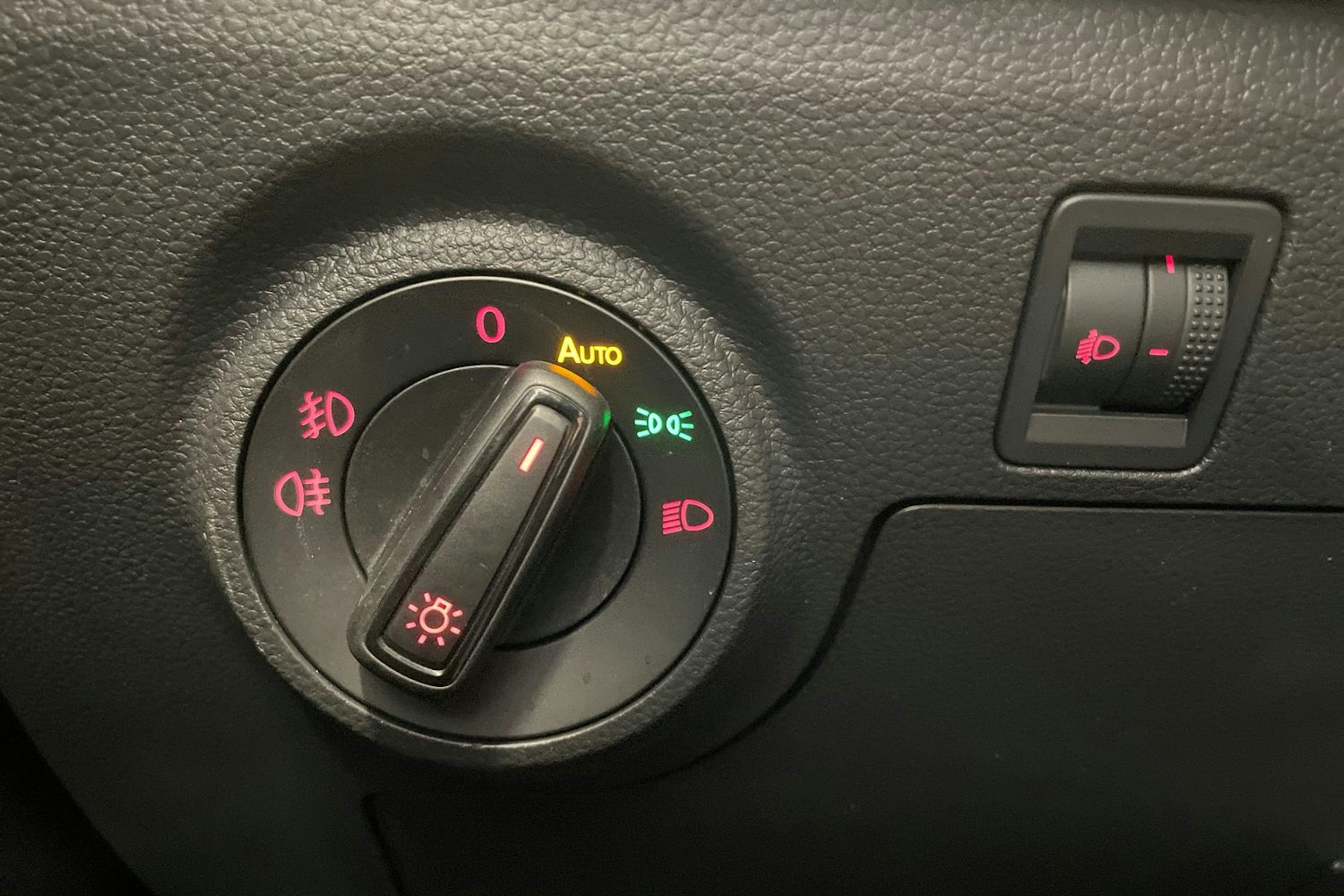 valkoinen SEAT Arona 2022 kuva 19.