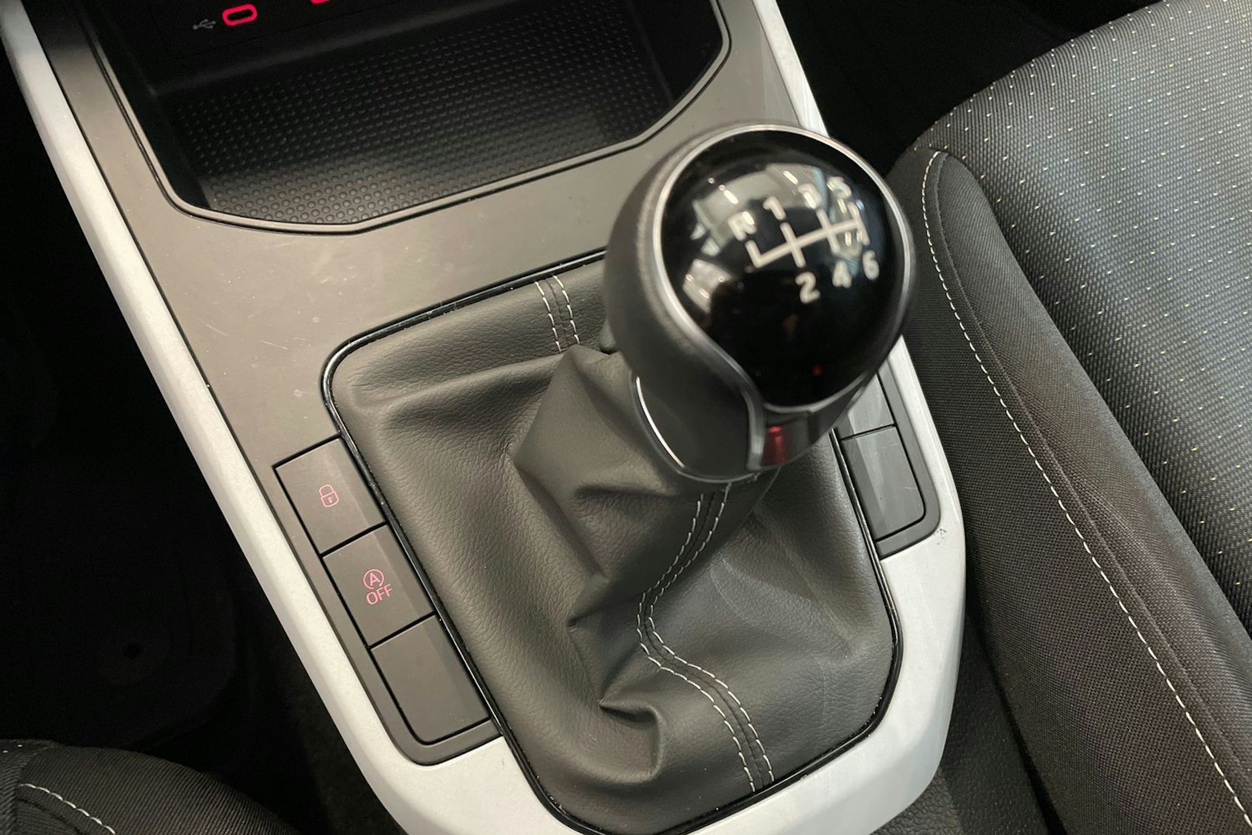 valkoinen SEAT Arona 2022 kuva 26.
