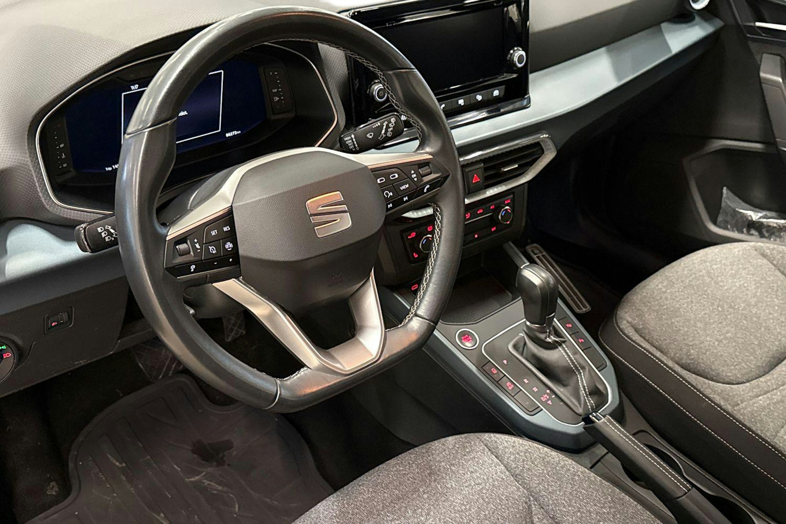 vihreä SEAT Arona 2022 kuva 7.