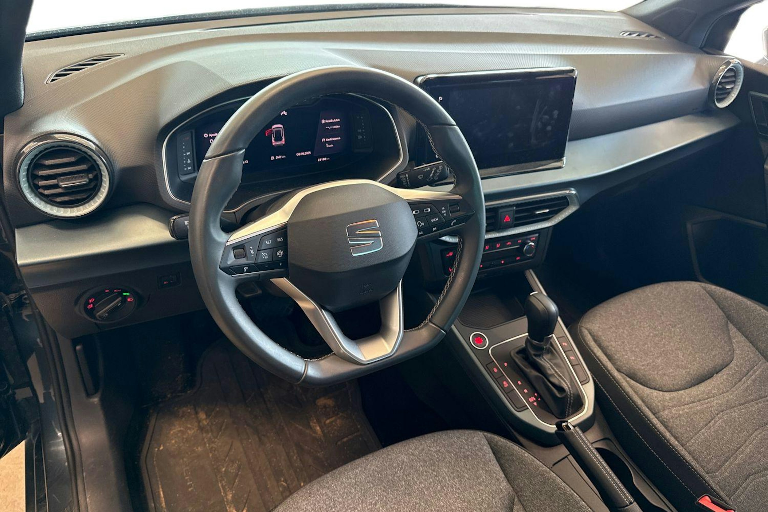 harmaa SEAT Arona 2022 kuva 3.