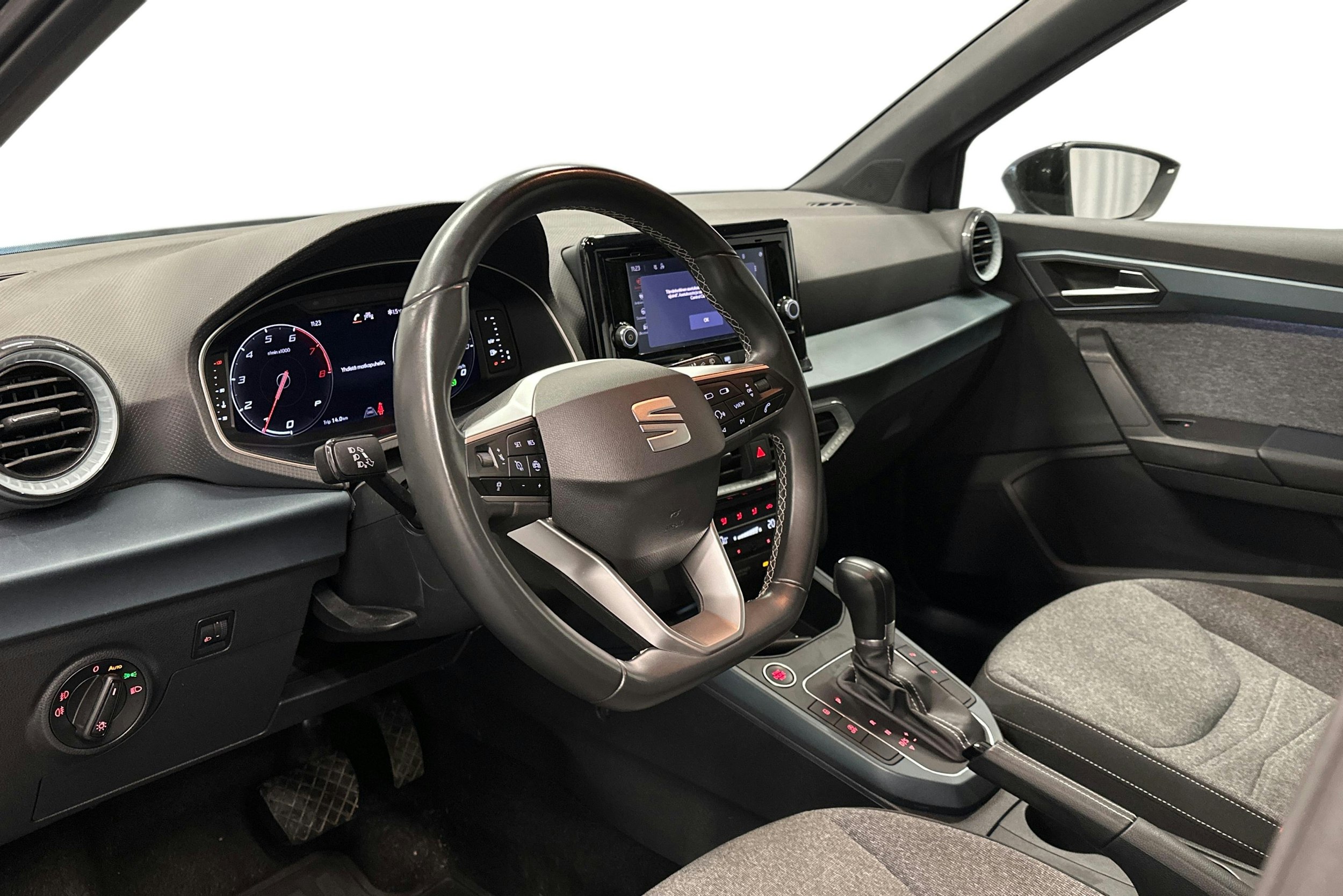 vihreä SEAT Arona 2022 kuva 10.