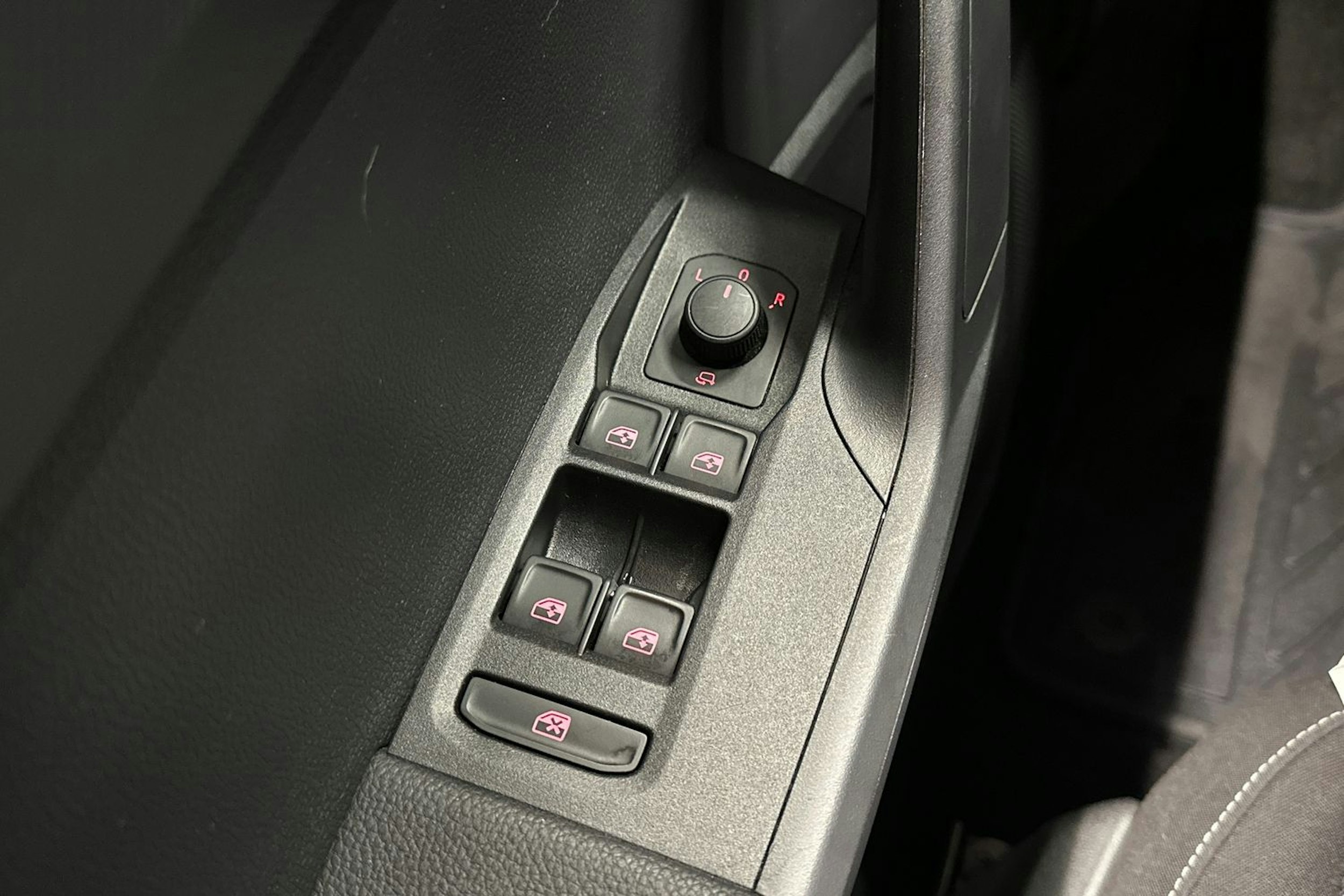 punainen SEAT Arona 2022 kuva 28.
