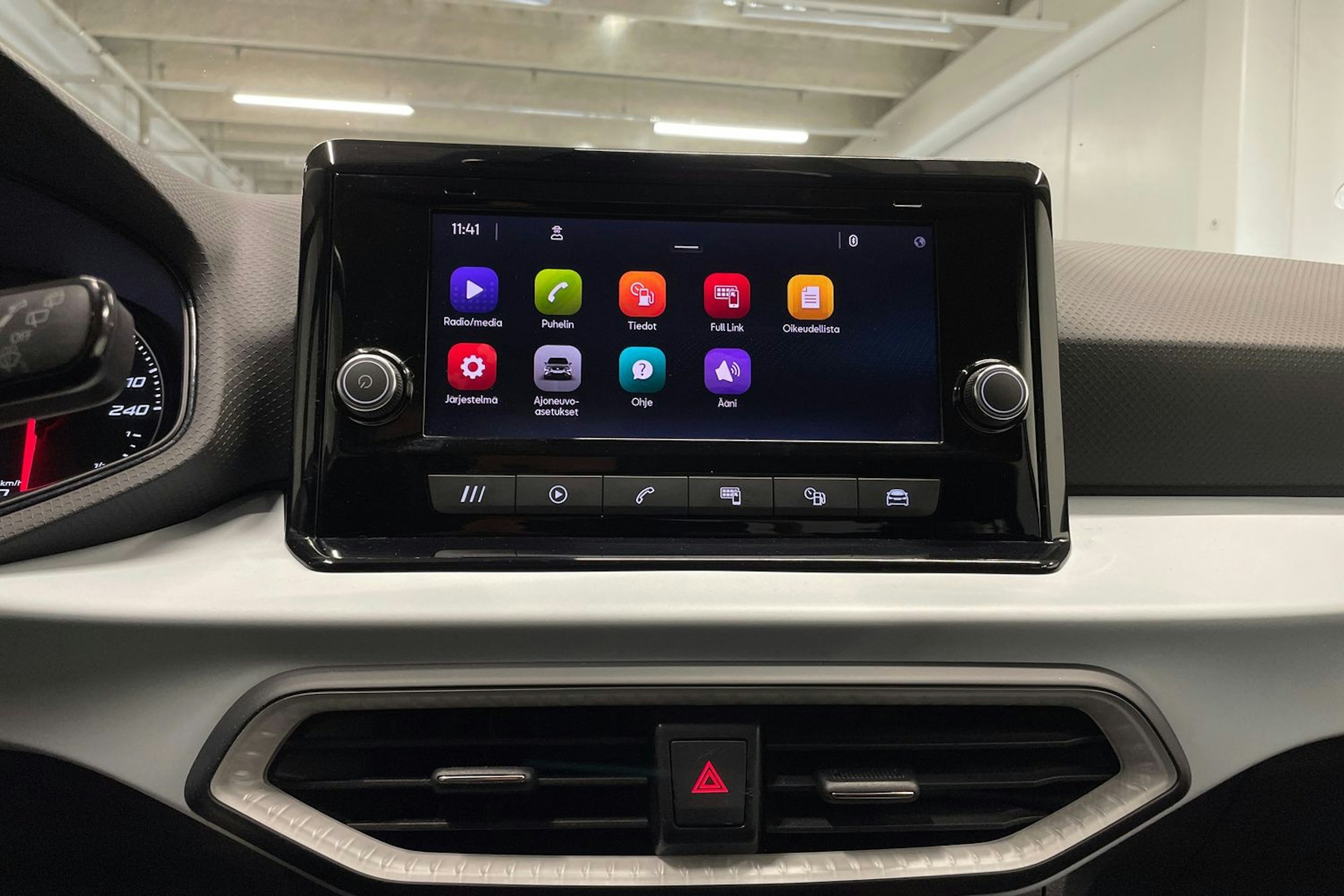 Oranssi SEAT Arona 2022 kuva 14.