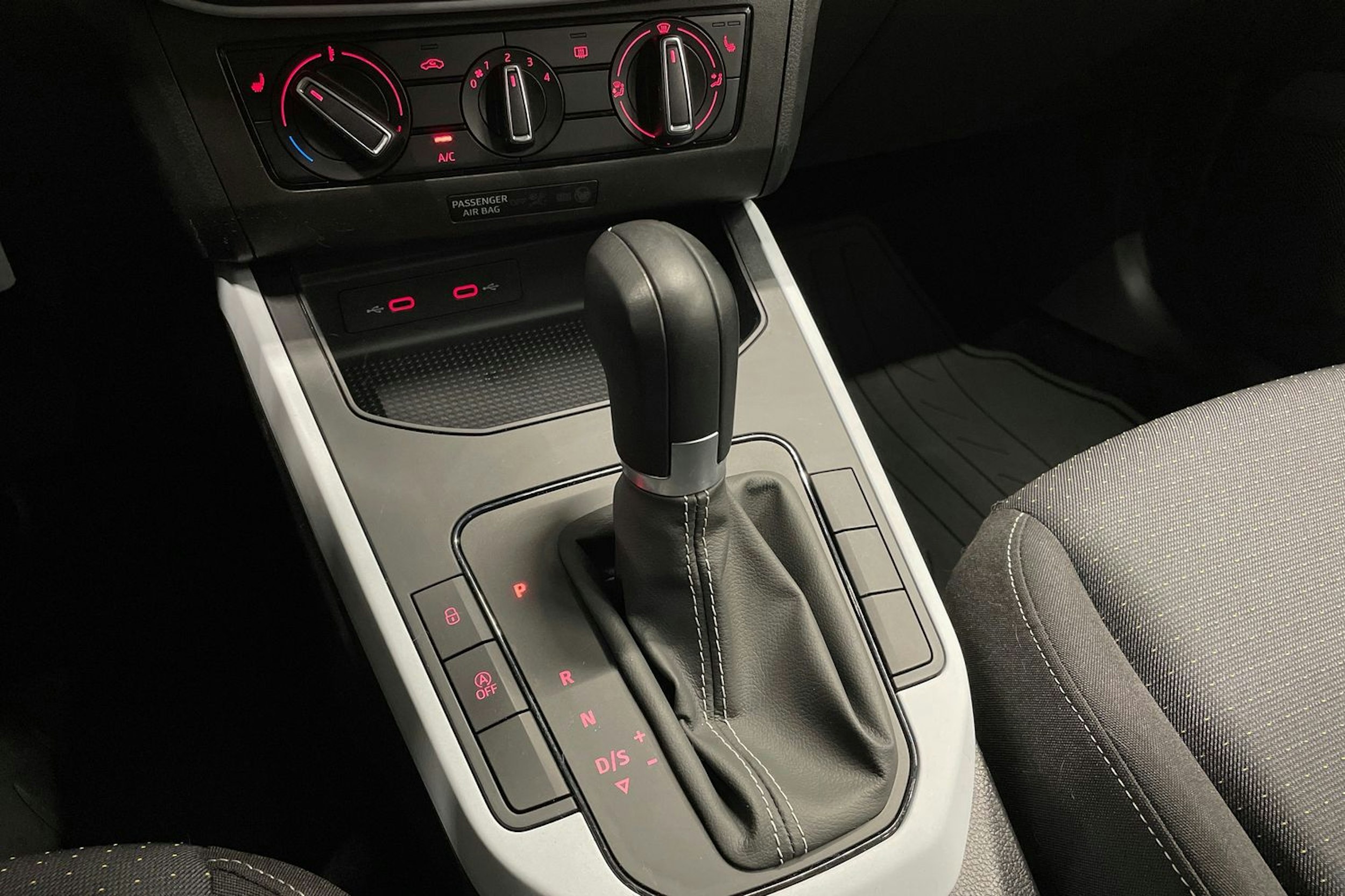 Oranssi SEAT Arona 2022 kuva 19.