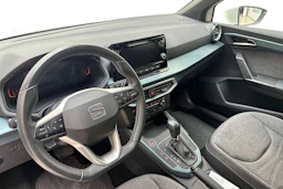 valkoinen SEAT Arona 2023 kuva 6.