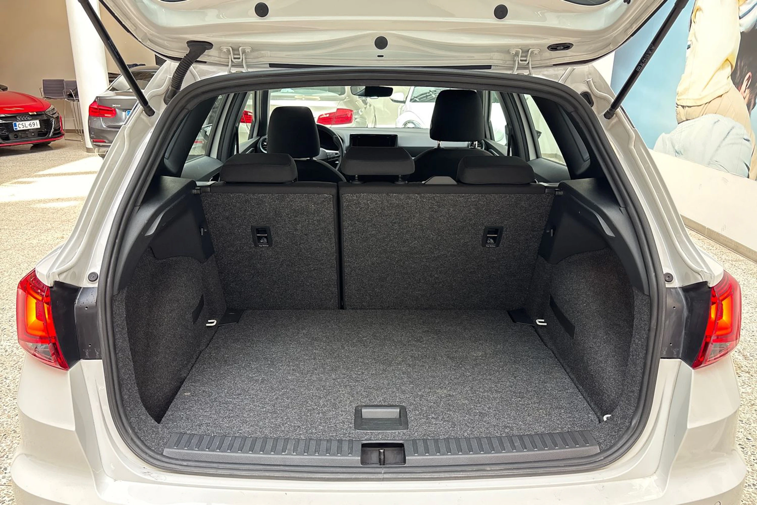 valkoinen SEAT Arona 2023 kuva 12.
