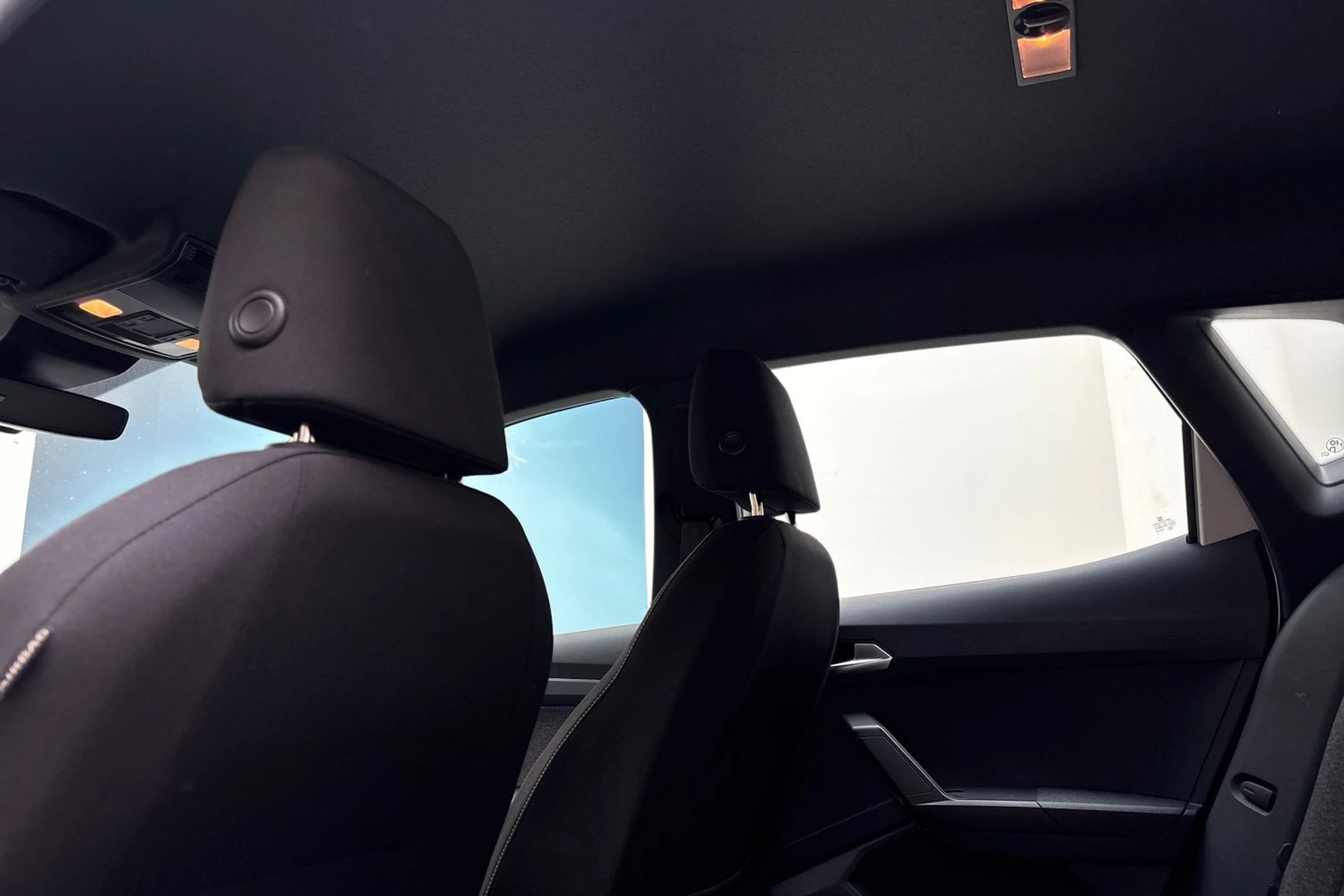 valkoinen SEAT Arona 2023 kuva 13.