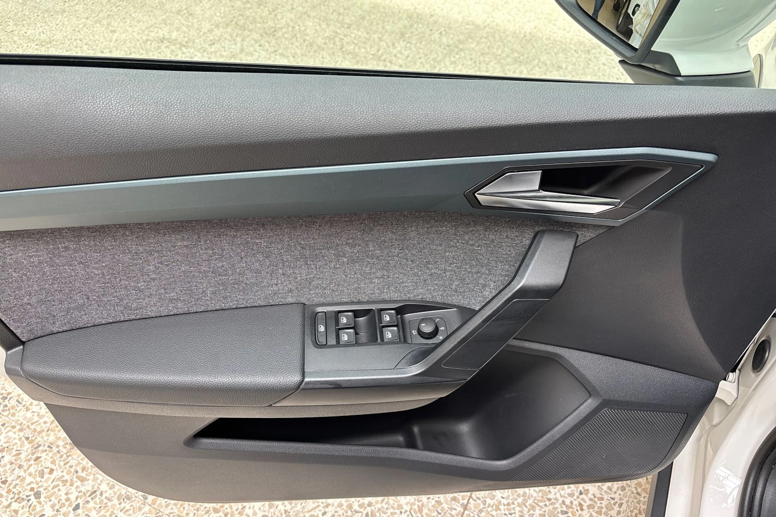valkoinen SEAT Arona 2023 kuva 14.