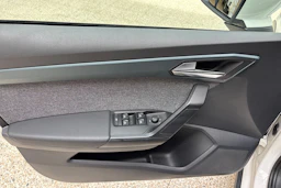 valkoinen SEAT Arona 2023 kuva 14.