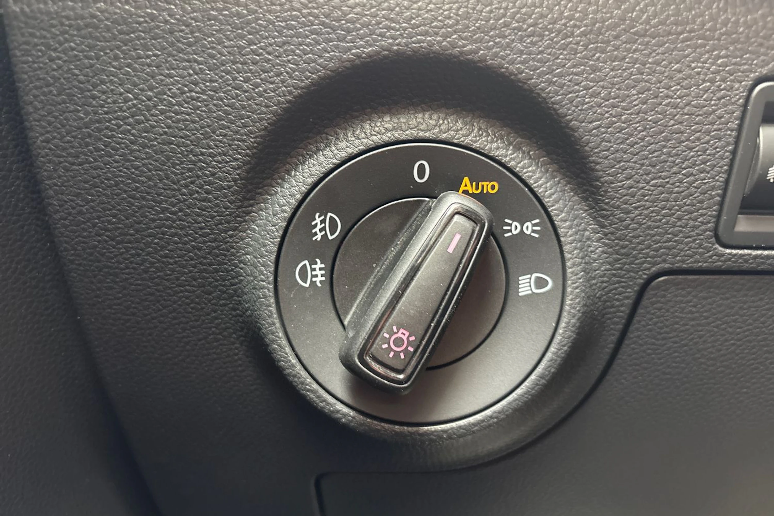 valkoinen SEAT Arona 2023 kuva 15.