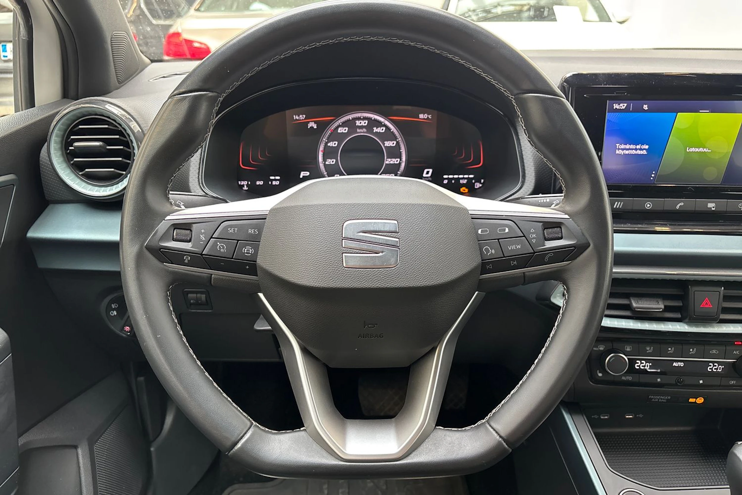 valkoinen SEAT Arona 2023 kuva 16.