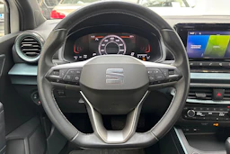 valkoinen SEAT Arona 2023 kuva 16.