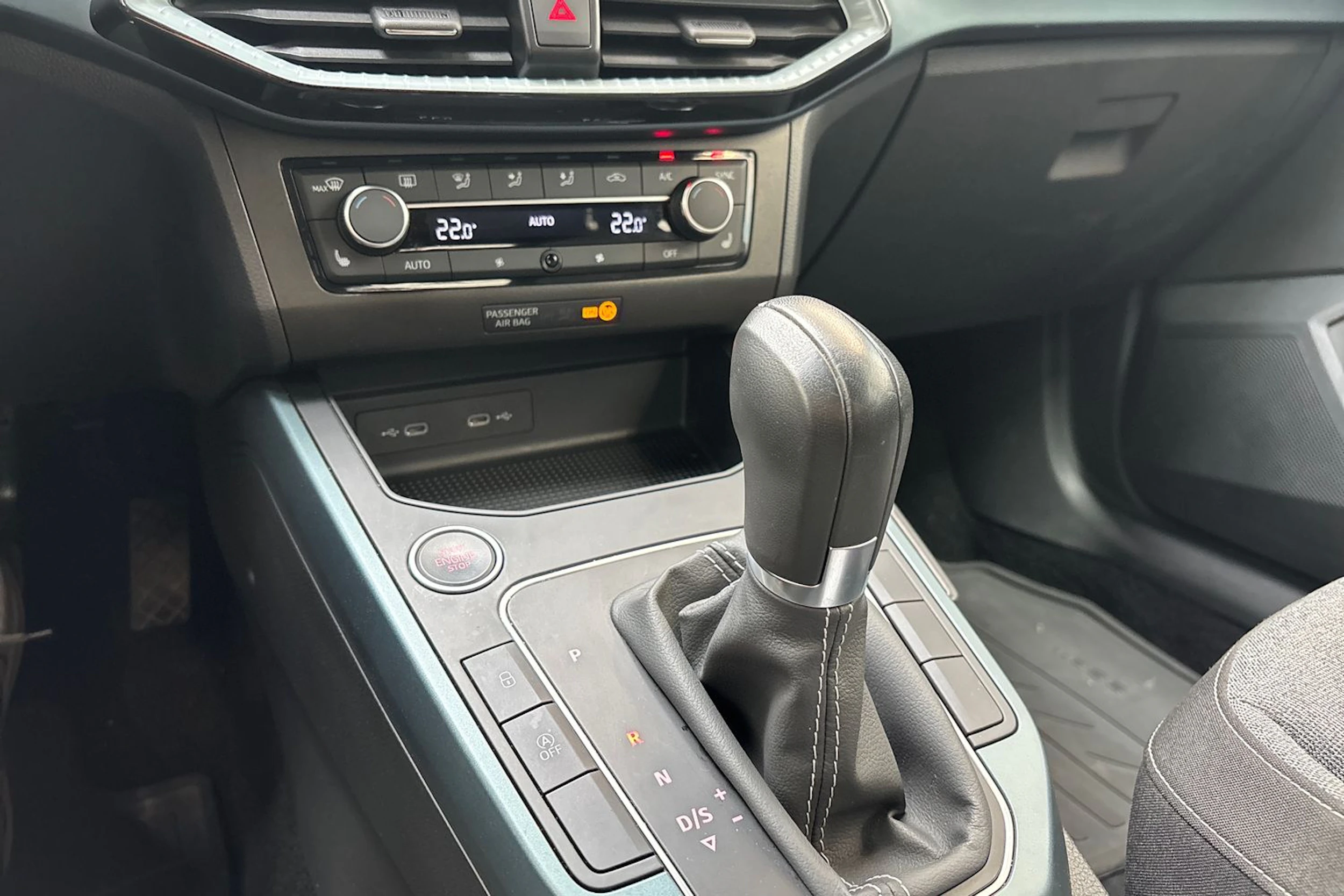 valkoinen SEAT Arona 2023 kuva 19.