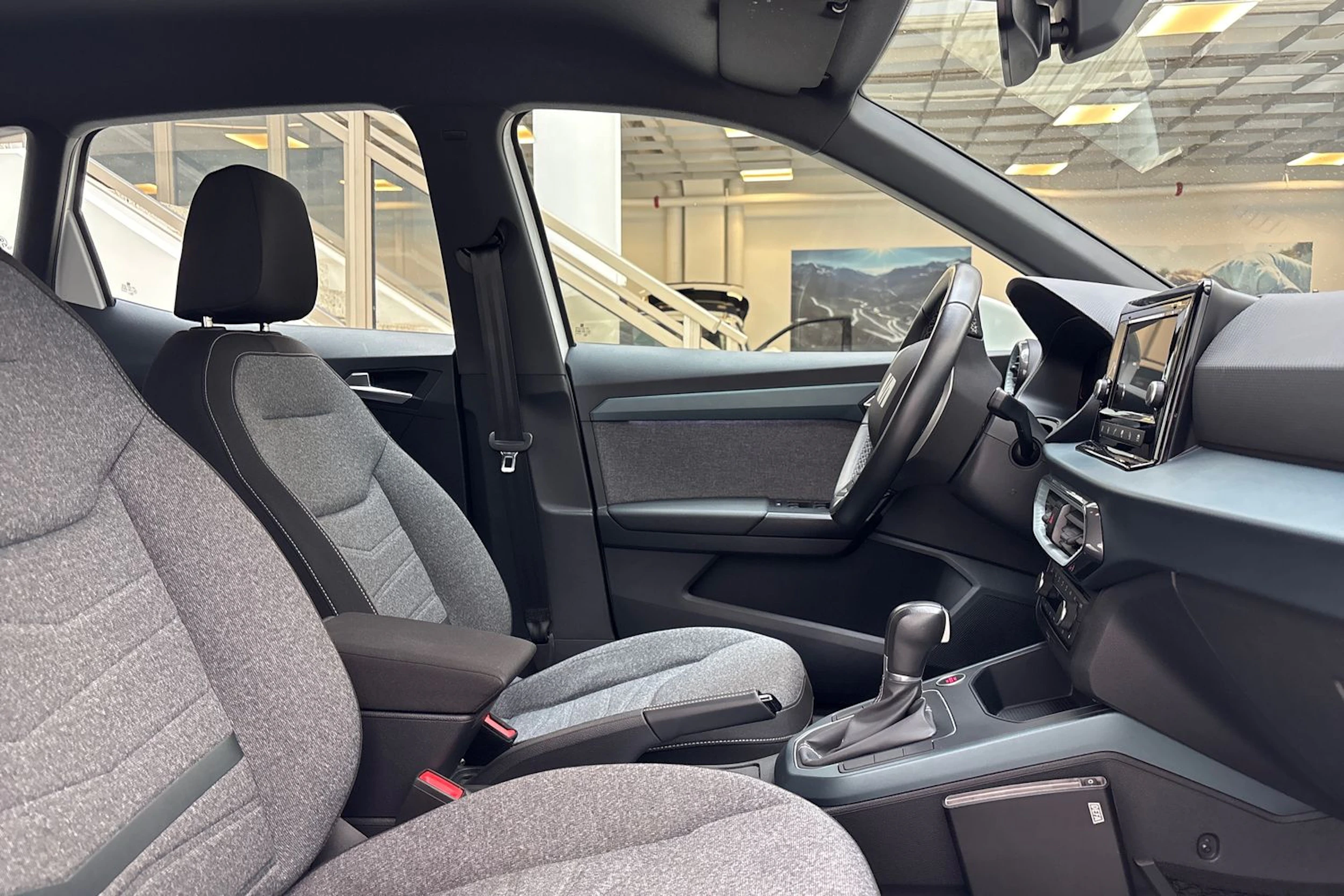 valkoinen SEAT Arona 2023 kuva 20.