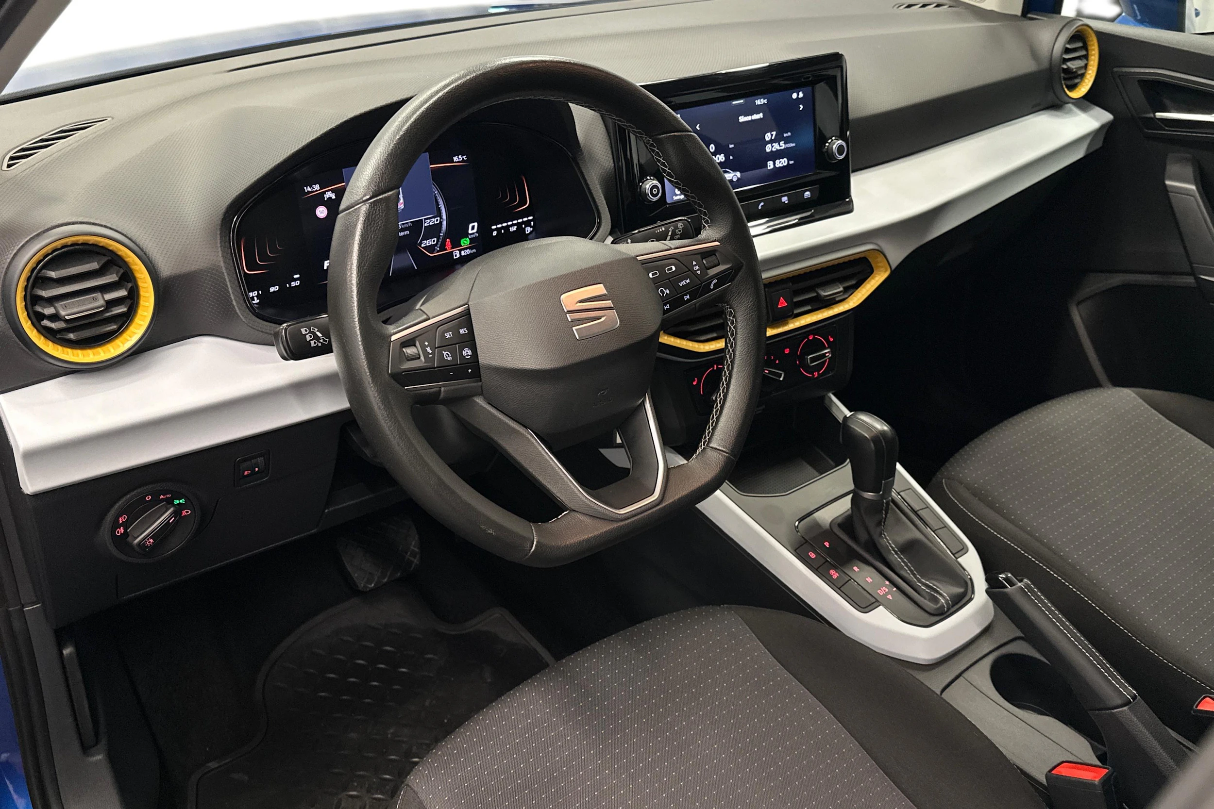 sininen SEAT Arona 2024 kuva 6.