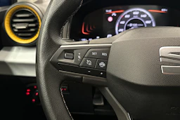 sininen SEAT Arona 2024 kuva 11.