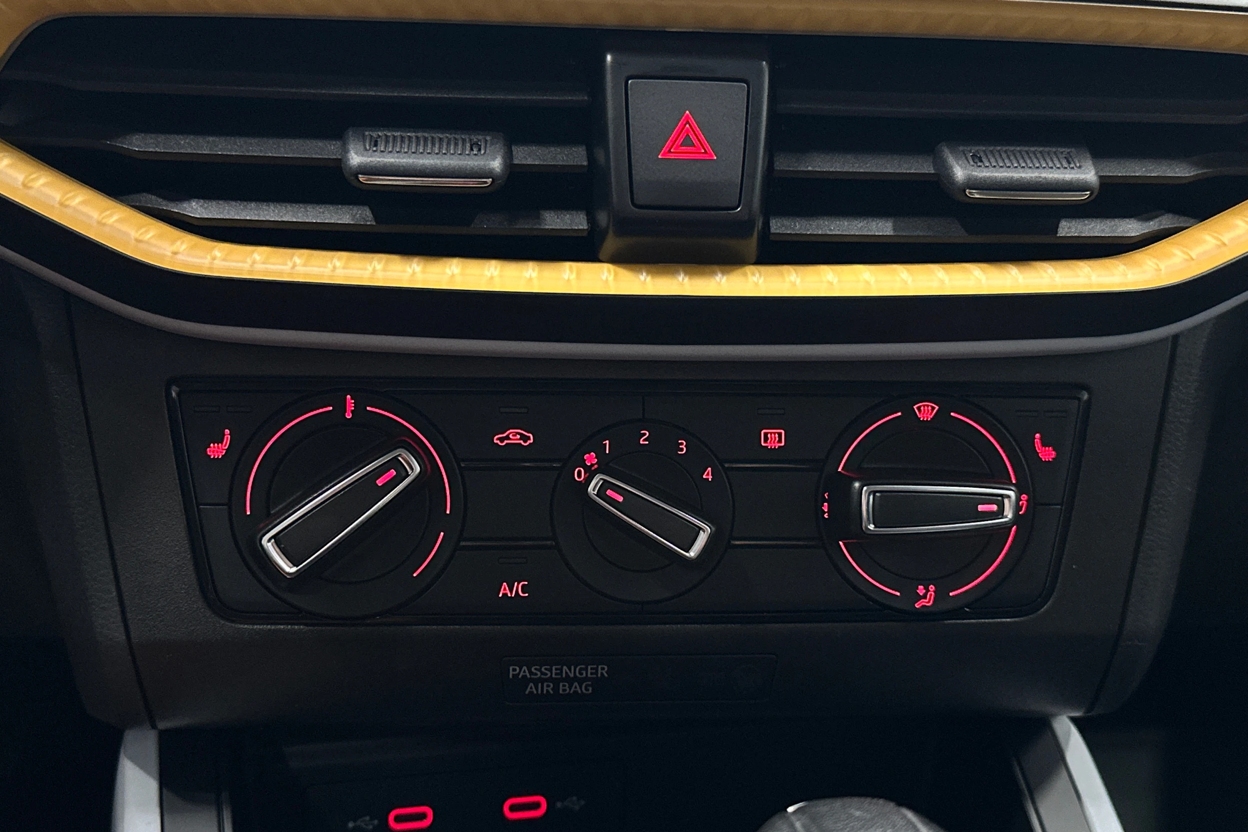 sininen SEAT Arona 2024 kuva 26.
