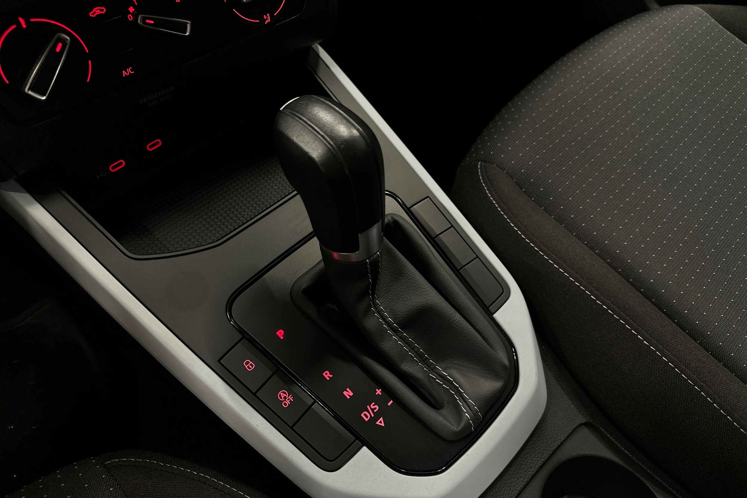 sininen SEAT Arona 2024 kuva 27.