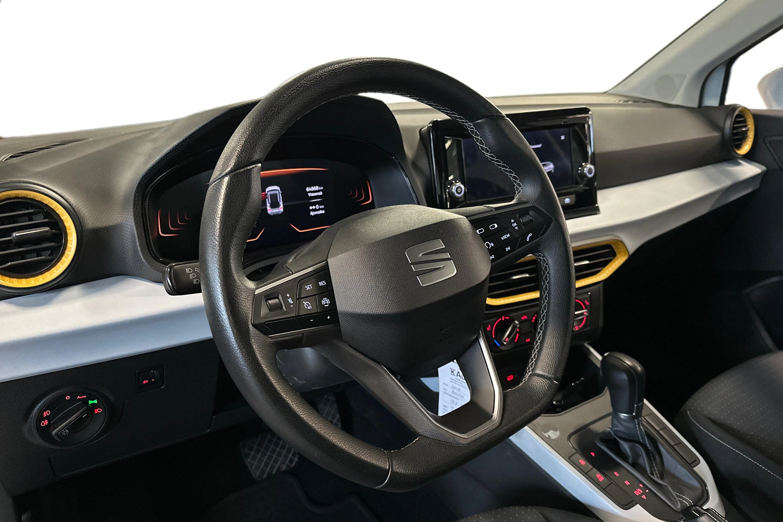 valkoinen SEAT Arona 2024 kuva 3.