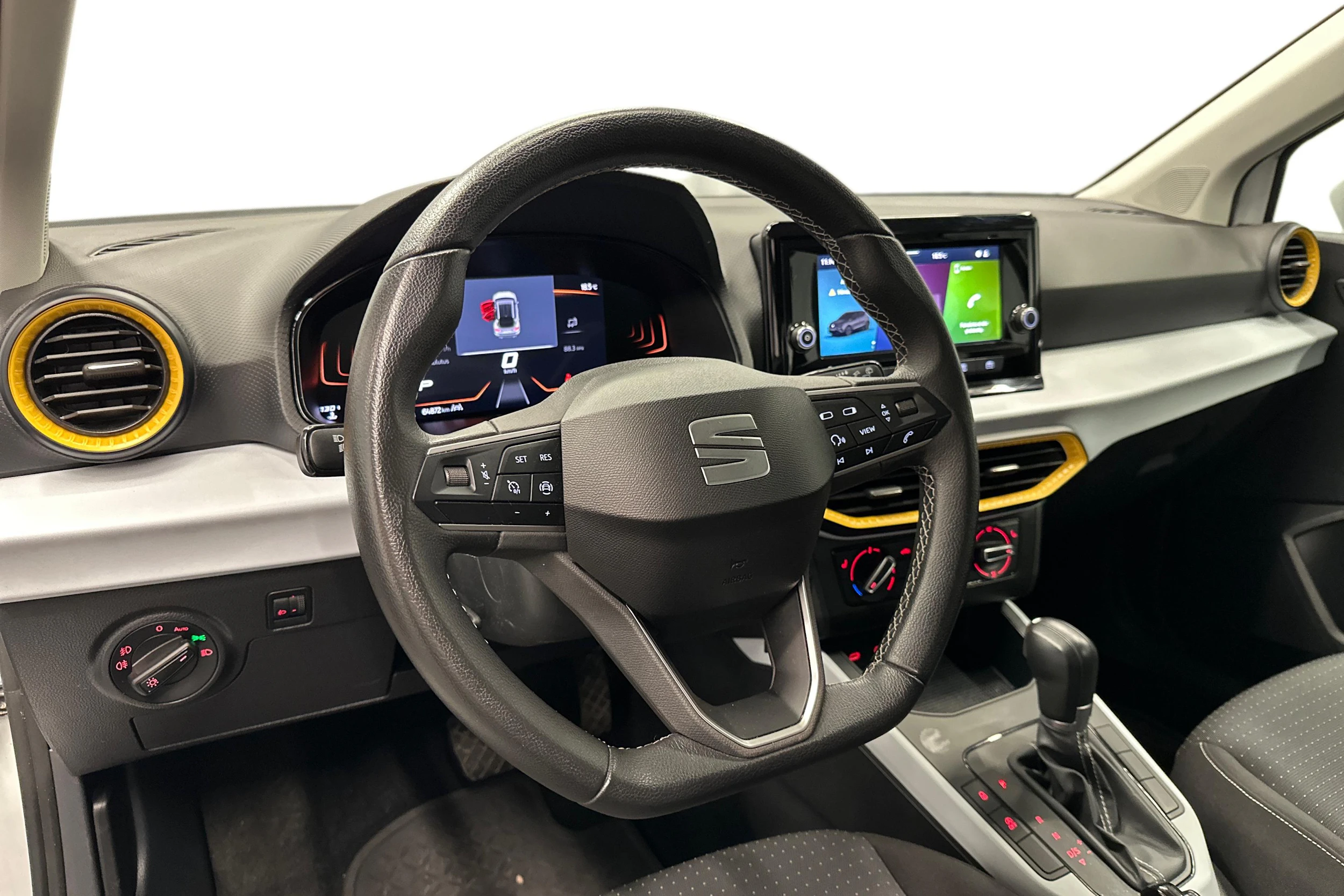 valkoinen SEAT Arona 2024 kuva 6.