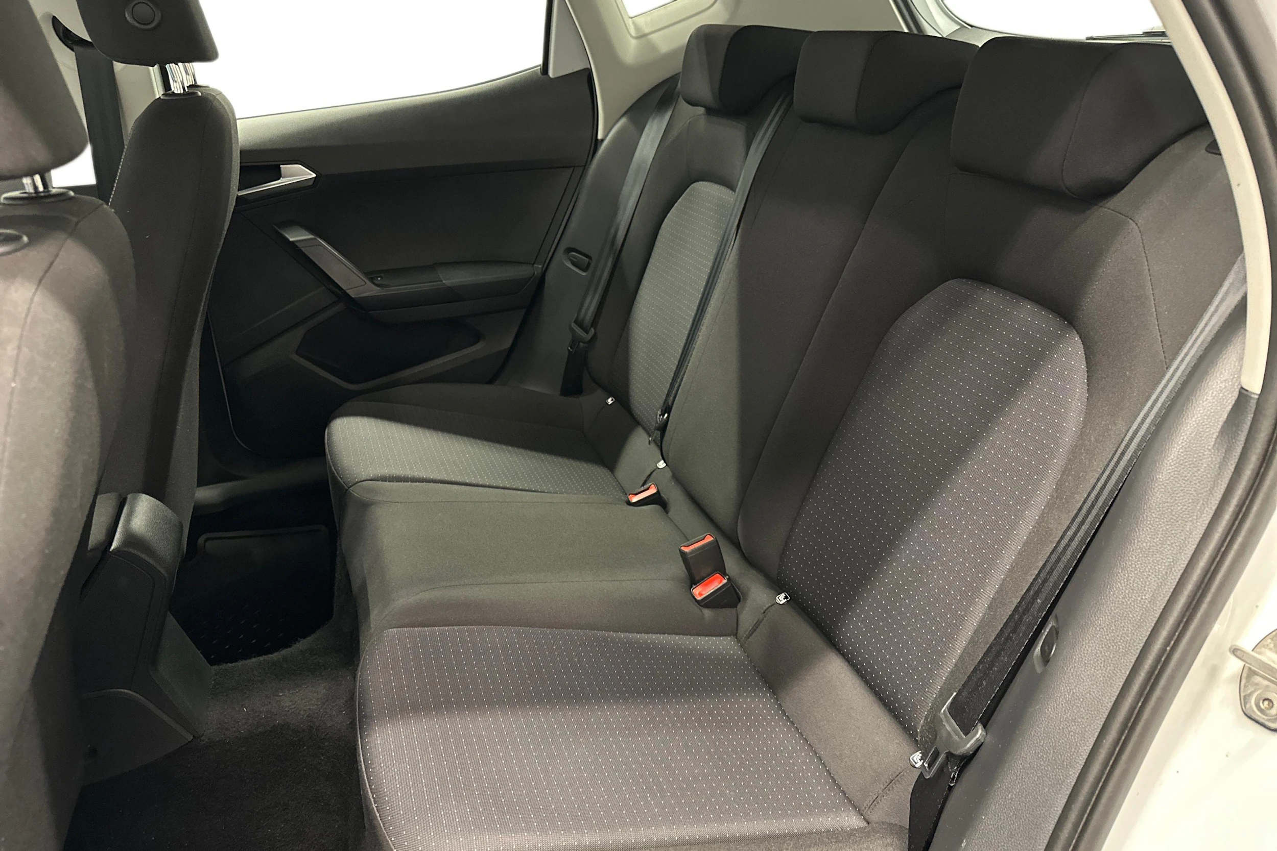 valkoinen SEAT Arona 2024 kuva 8.