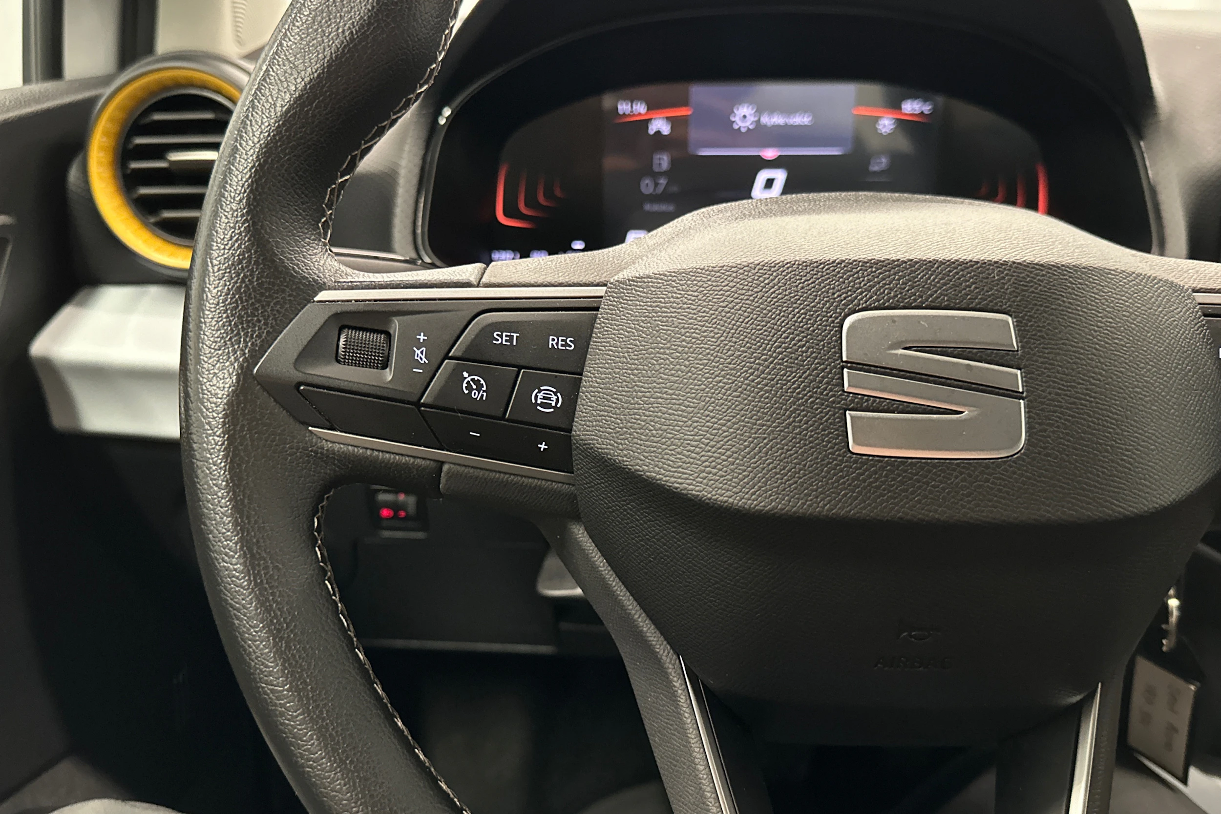 valkoinen SEAT Arona 2024 kuva 11.