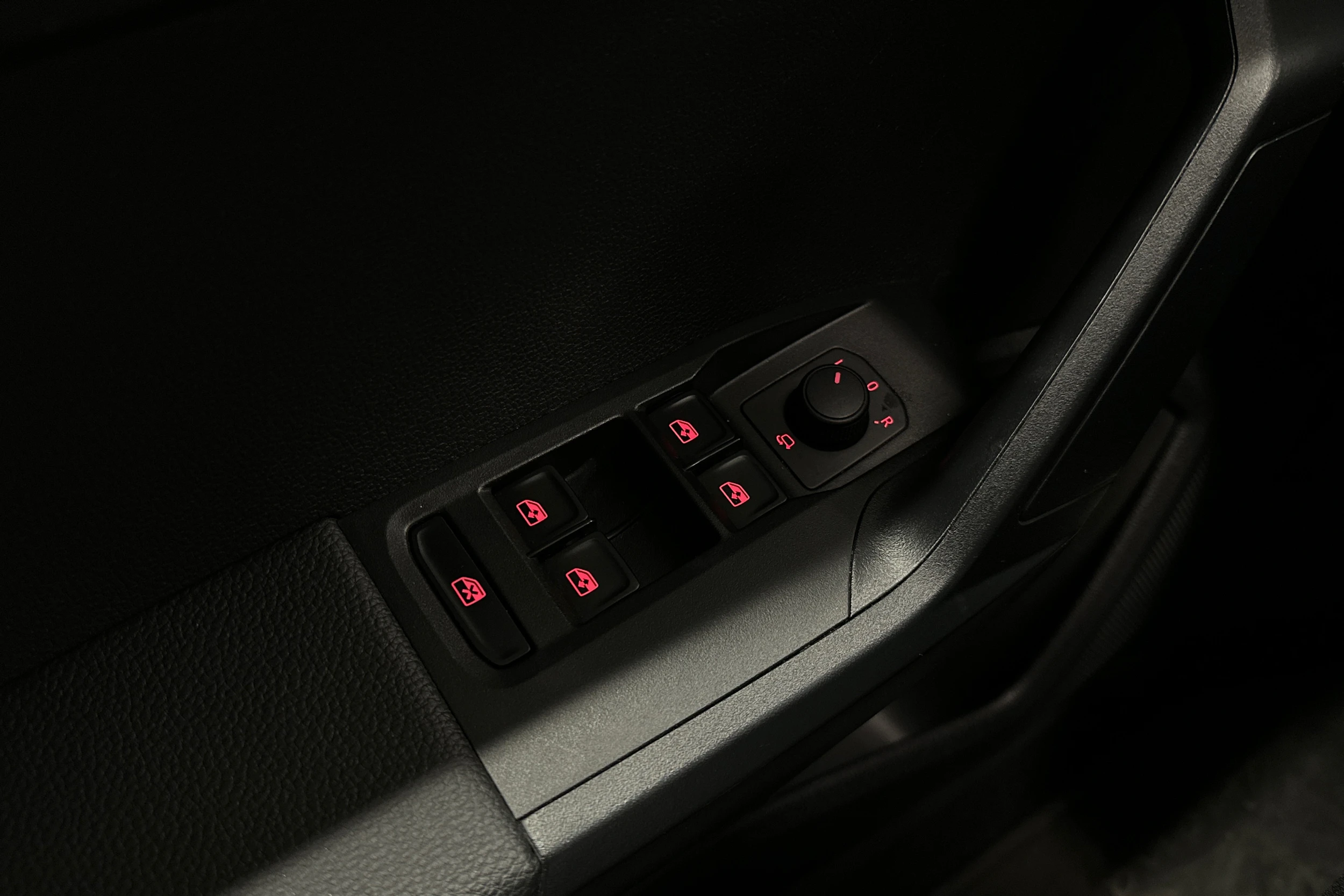valkoinen SEAT Arona 2024 kuva 15.