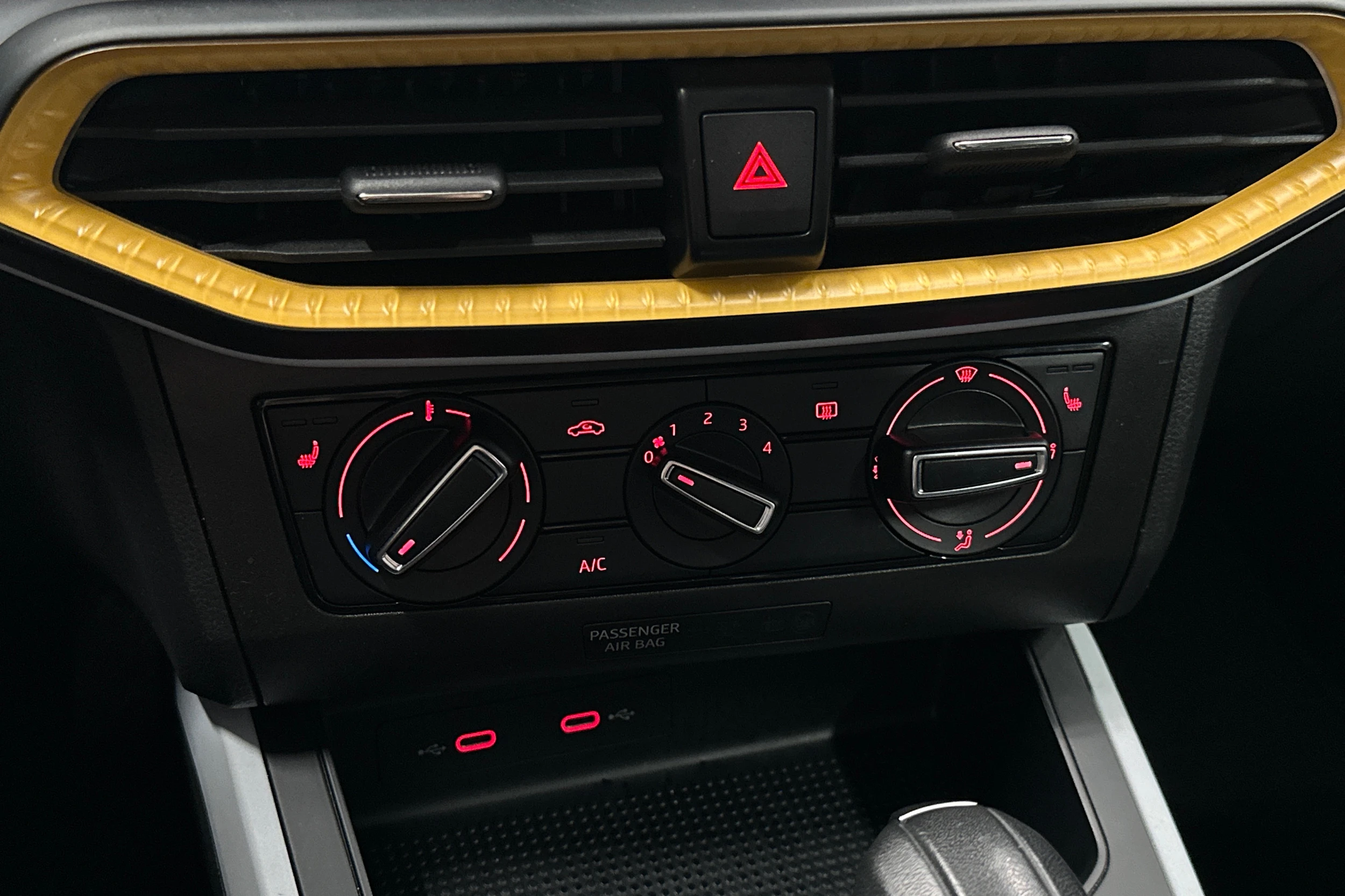 valkoinen SEAT Arona 2024 kuva 27.