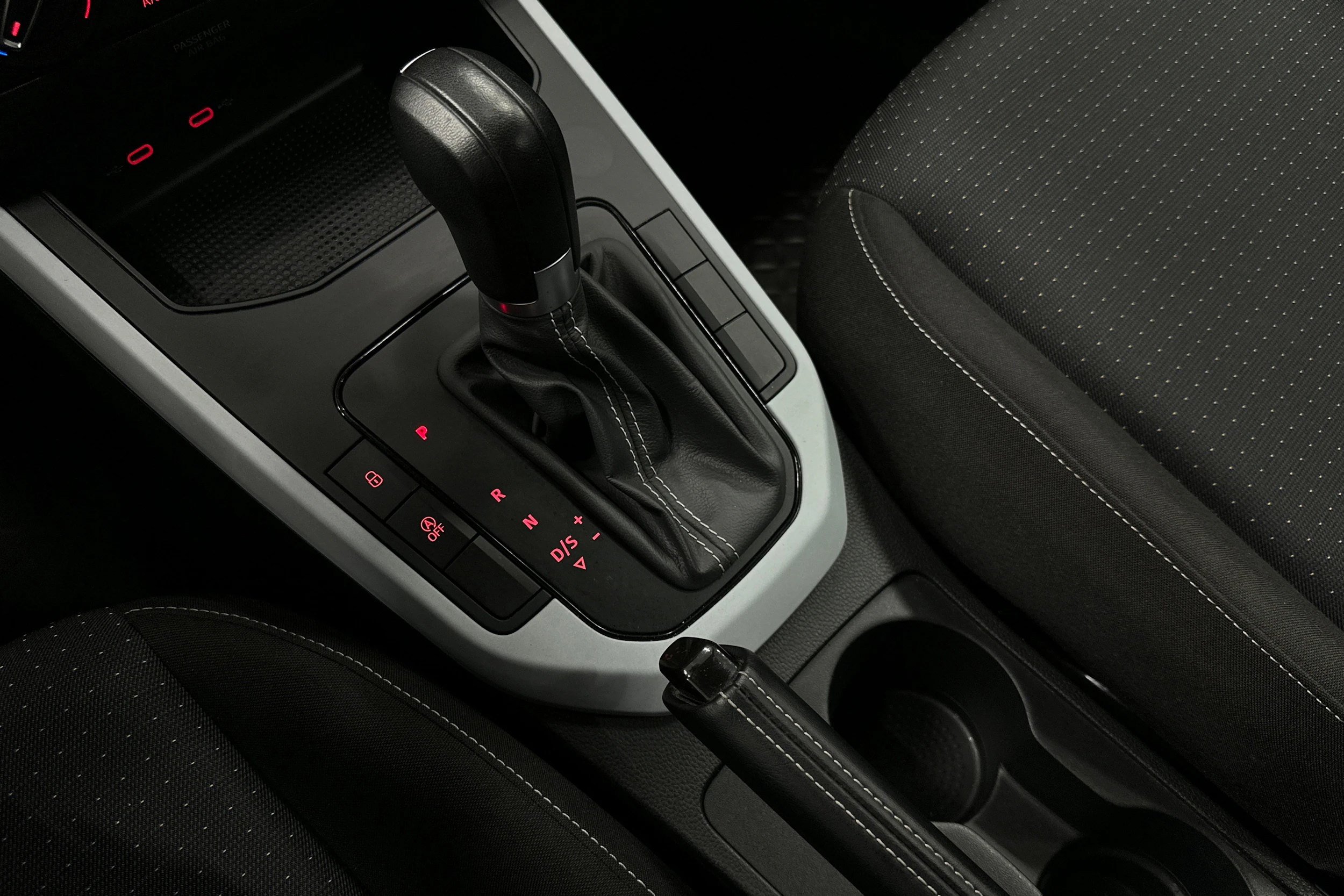 valkoinen SEAT Arona 2024 kuva 28.