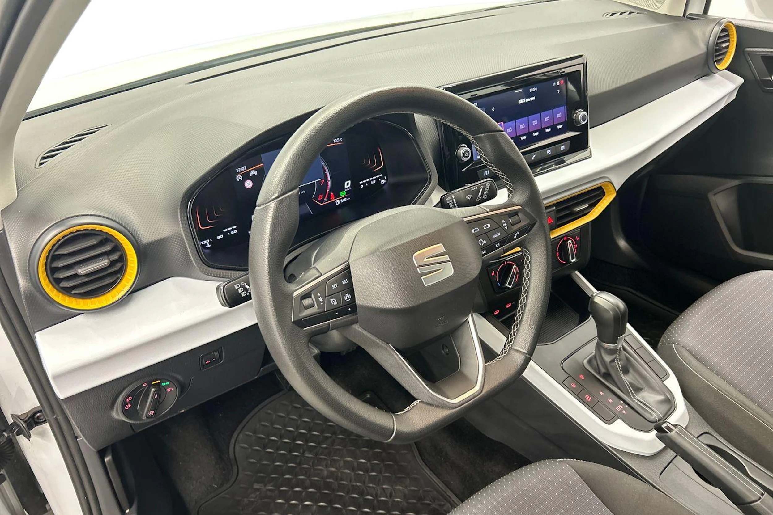 valkoinen SEAT Arona 2024 kuva 8.