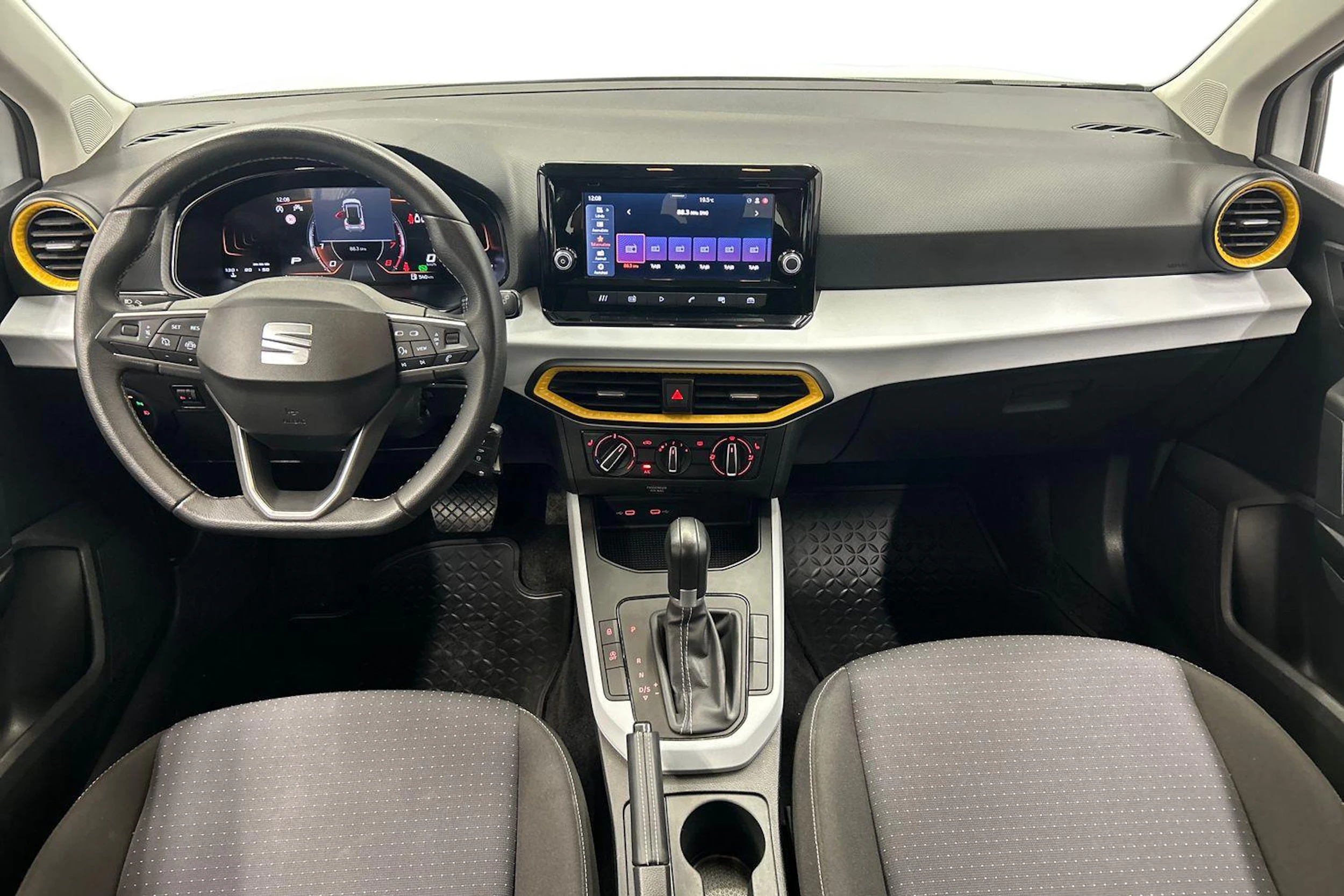 valkoinen SEAT Arona 2024 kuva 9.