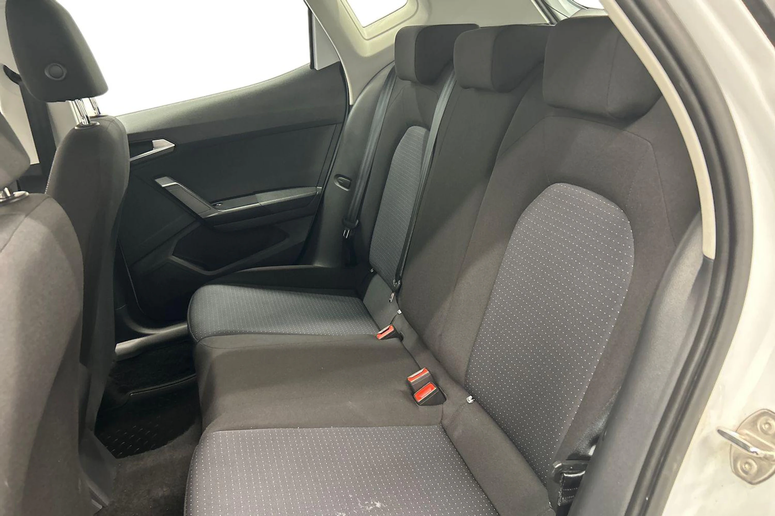 valkoinen SEAT Arona 2024 kuva 11.