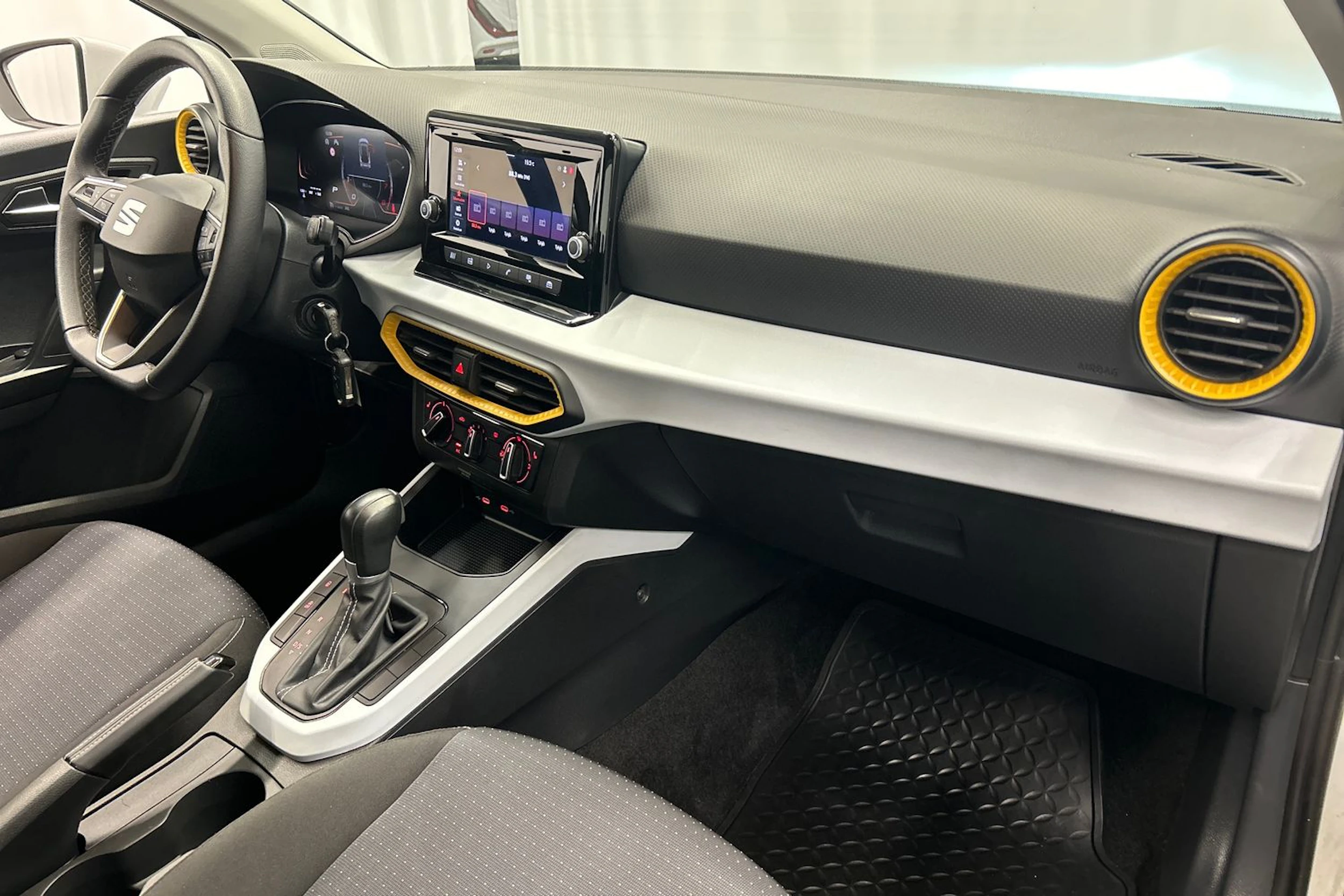 valkoinen SEAT Arona 2024 kuva 16.