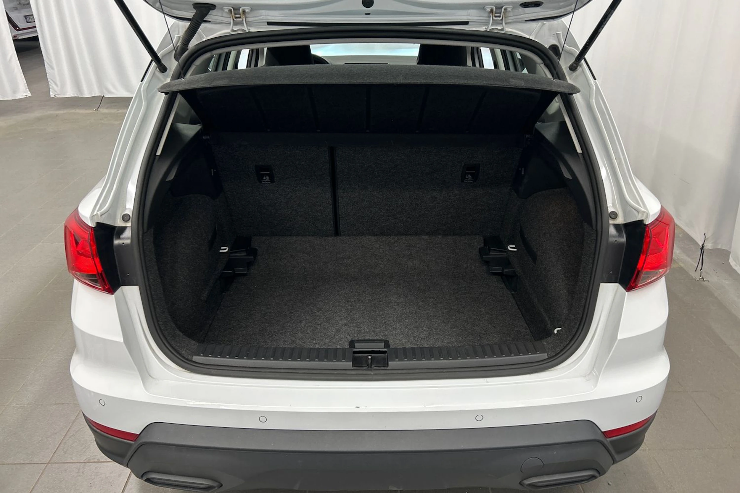valkoinen SEAT Arona 2024 kuva 17.
