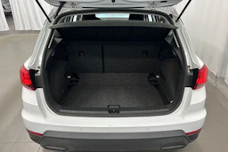 valkoinen SEAT Arona 2024 kuva 17.