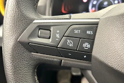 valkoinen SEAT Arona 2024 kuva 20.