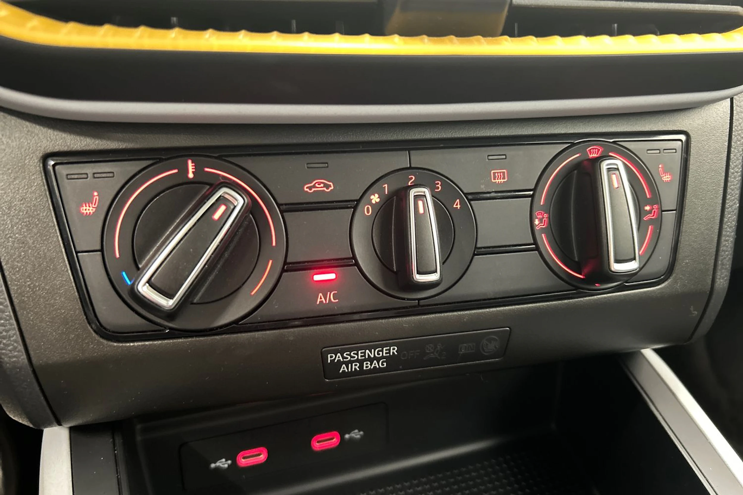 valkoinen SEAT Arona 2024 kuva 25.
