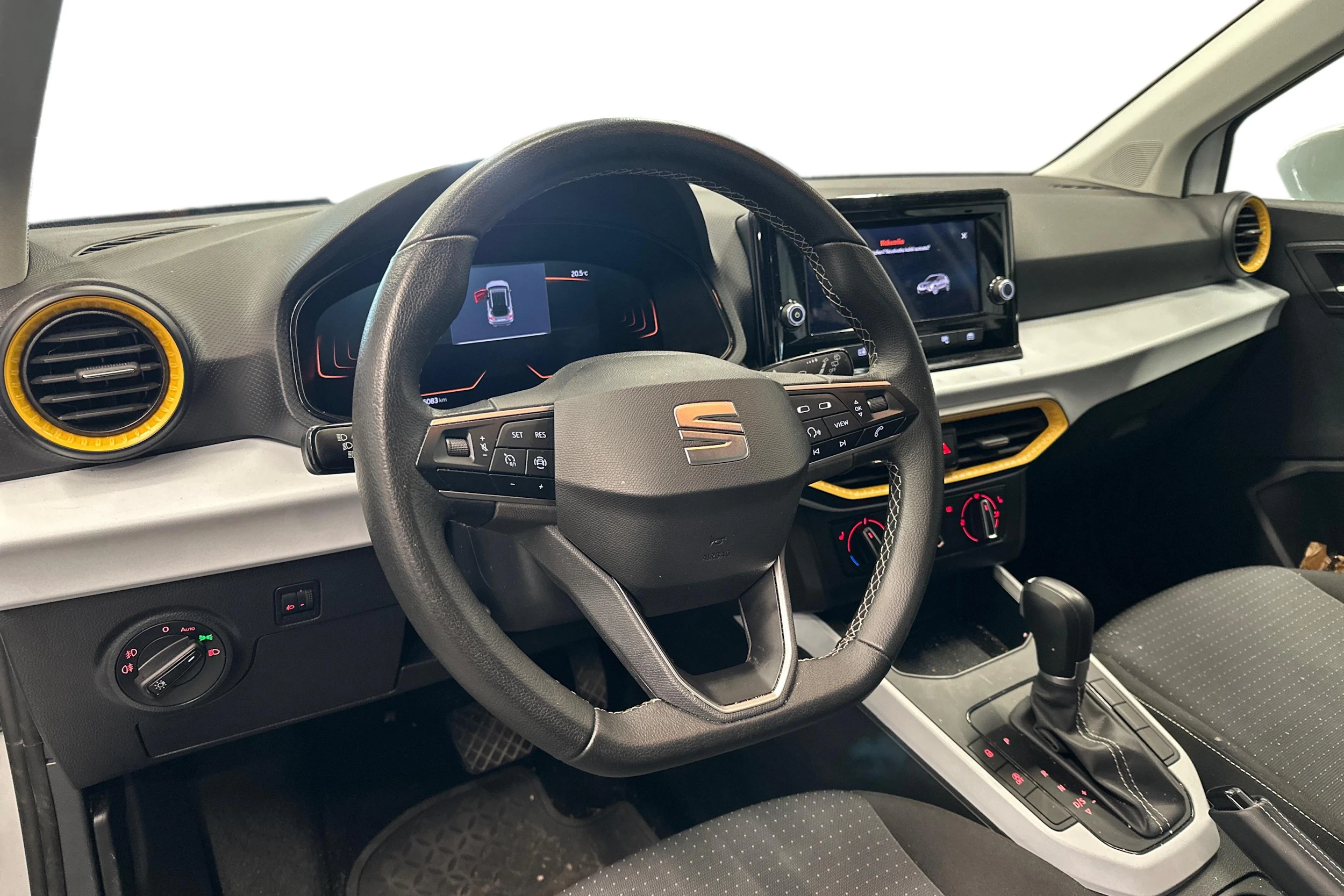 valkoinen SEAT Arona 2024 kuva 3.