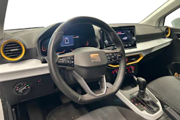 valkoinen SEAT Arona 2024 kuva 3.