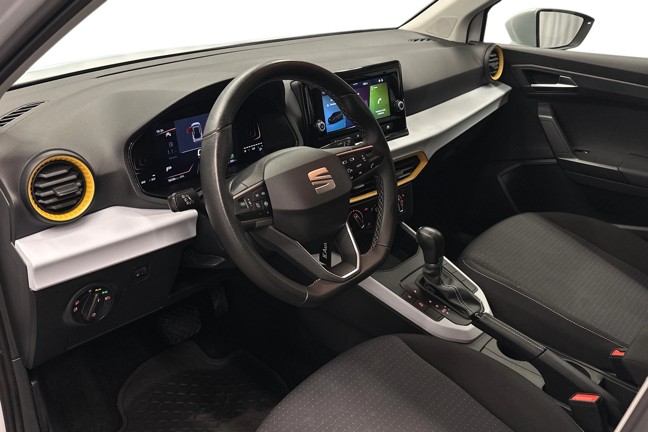 valkoinen SEAT Arona 2024 kuva 6.