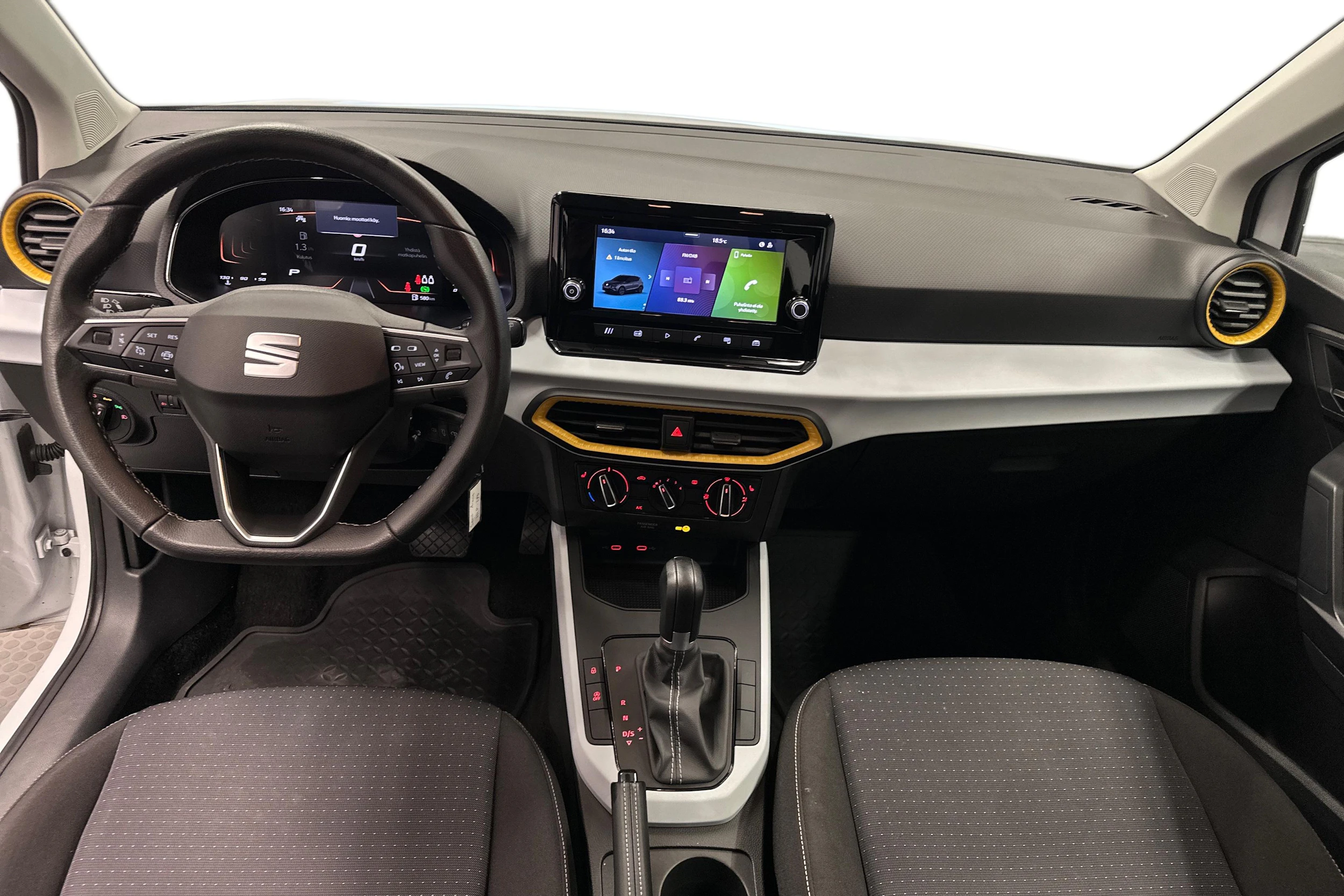 valkoinen SEAT Arona 2024 kuva 7.
