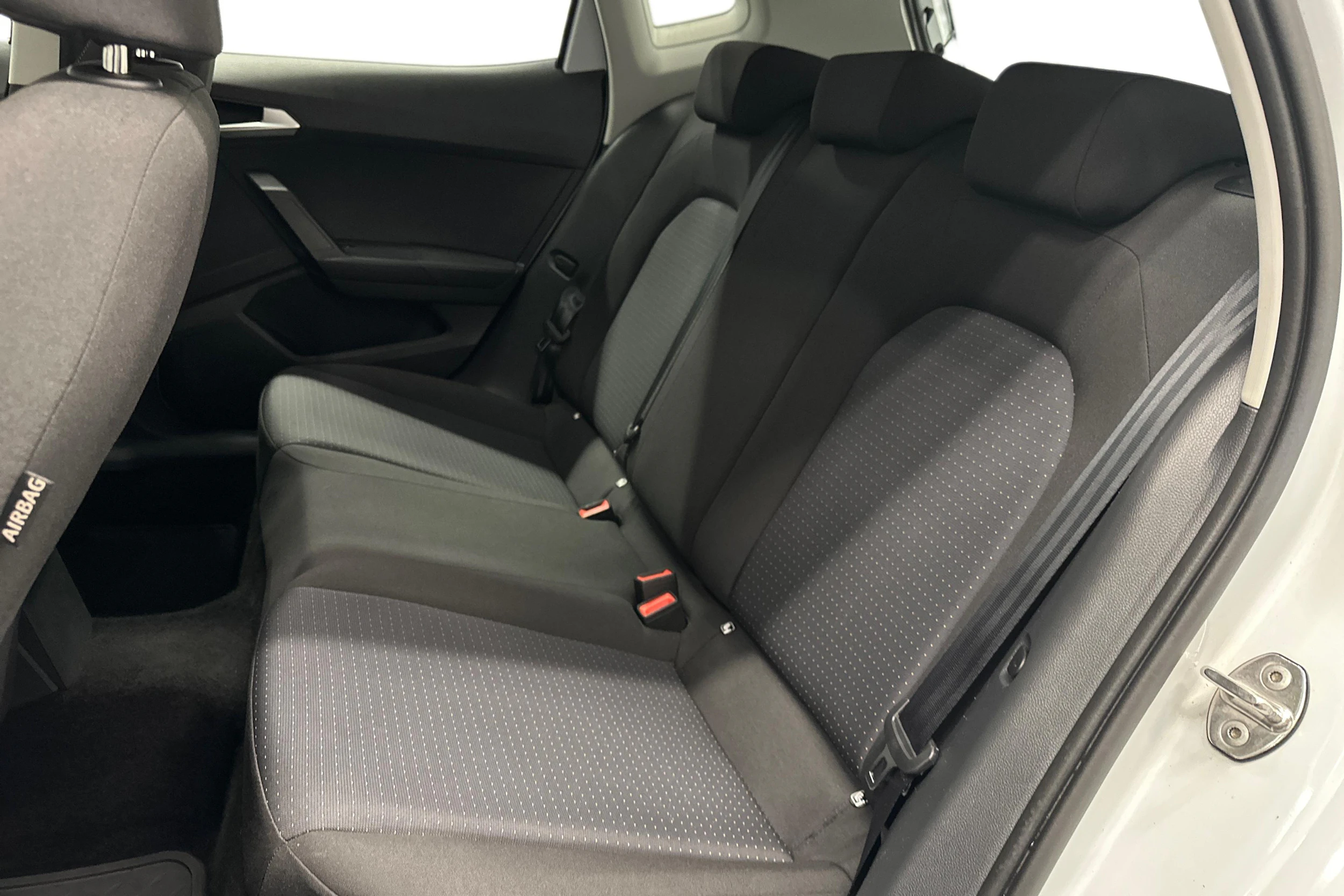 valkoinen SEAT Arona 2024 kuva 8.